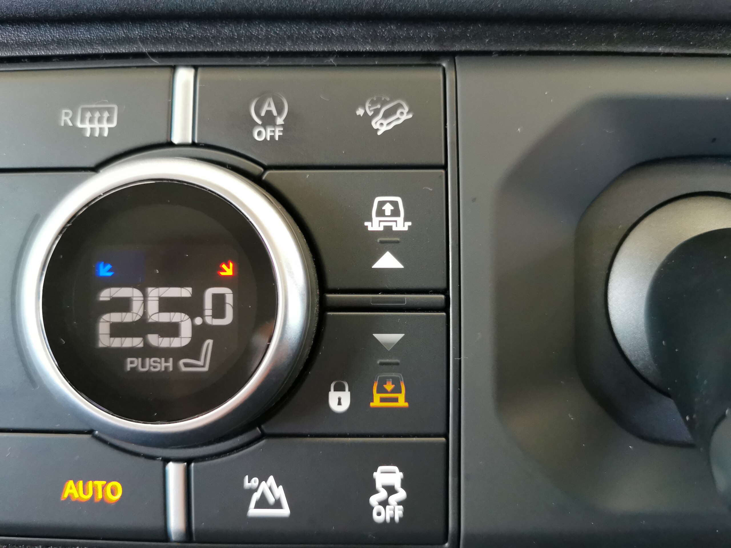 2020 Landrover Defender — photo 3