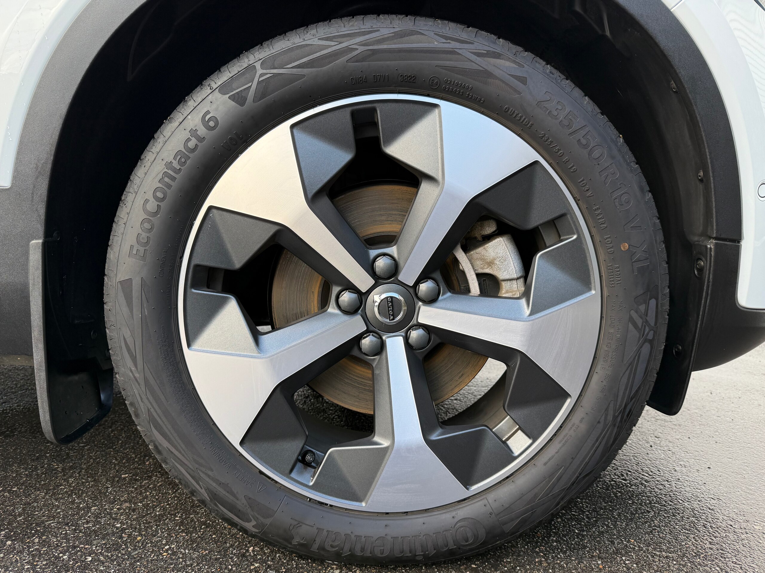 Volvo XC40 Ultimate B4 AWD Dark Edition 4WD Crystal White — photo 8