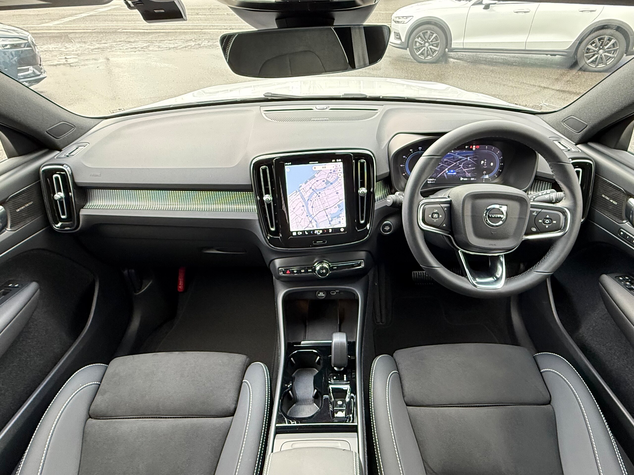 2023 Volvo Xc40 — photo 3