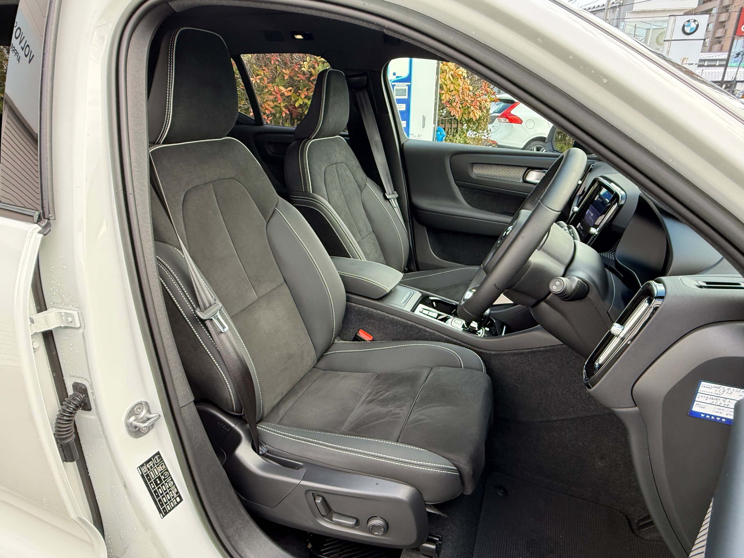 Volvo XC40 Ultimate B4 AWD Dark Edition 4WD Crystal White — photo 9