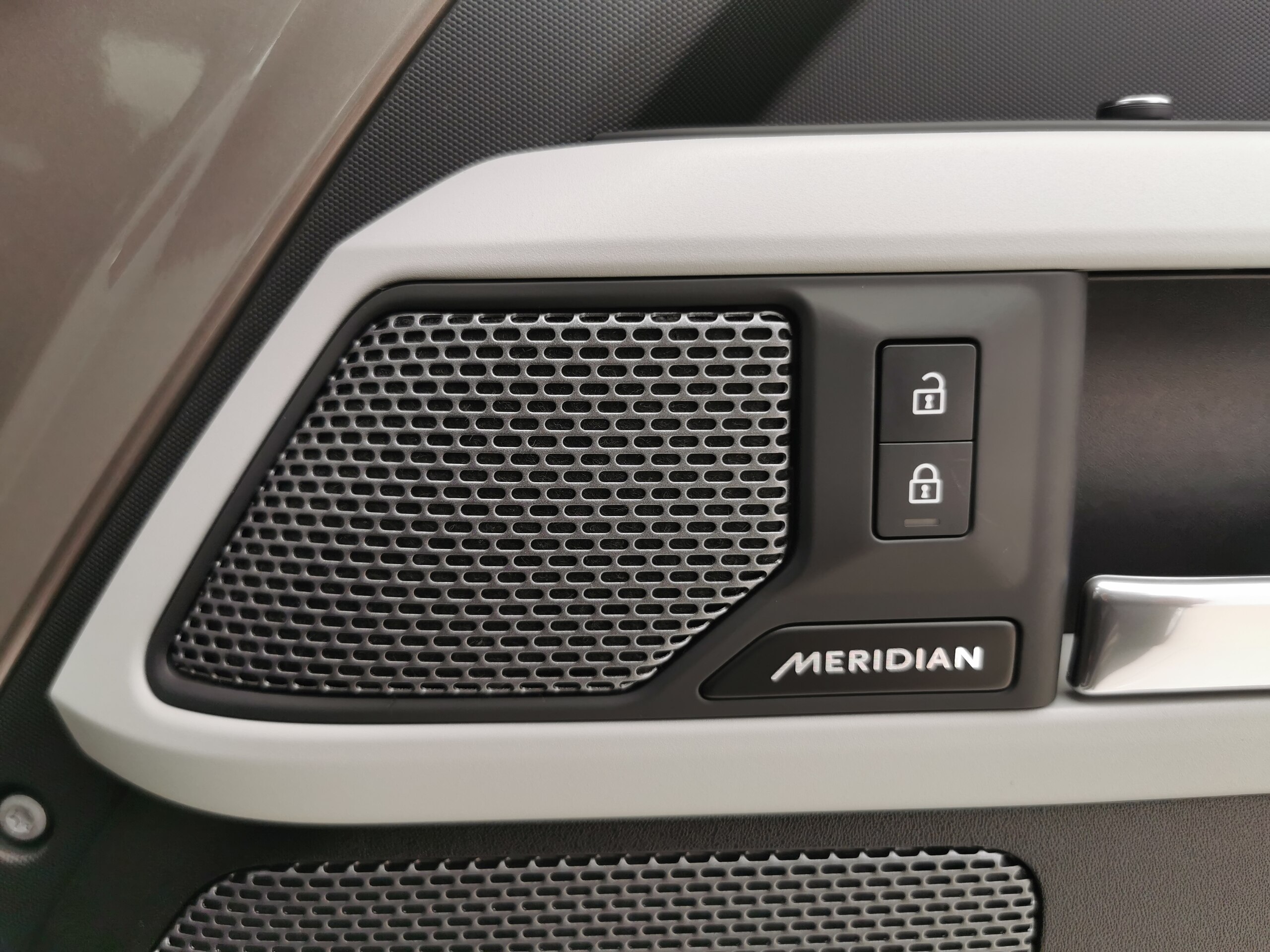 2023 Landrover Defender — photo 2