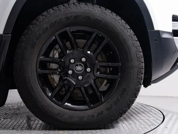 2023 Landrover Defender — photo 3