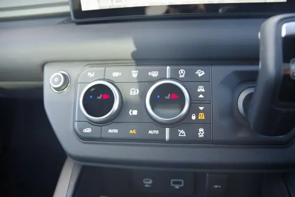 Land Rover Defender 110 X Dynamic SE 3.0L D300 Diesel Turbo 4WD — photo 8