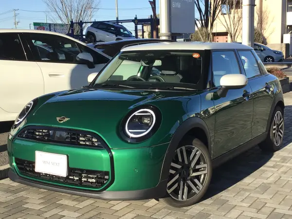 Mini Cooper C 5-Door DCT Classic Trim Active Cruise Control Head-Up Display Genuine HDD Navigation Rear Camera Comfort Access Ambient Light Apple CarPlay Android Auto ETC (British Racing Green IV) — thumbnail 1