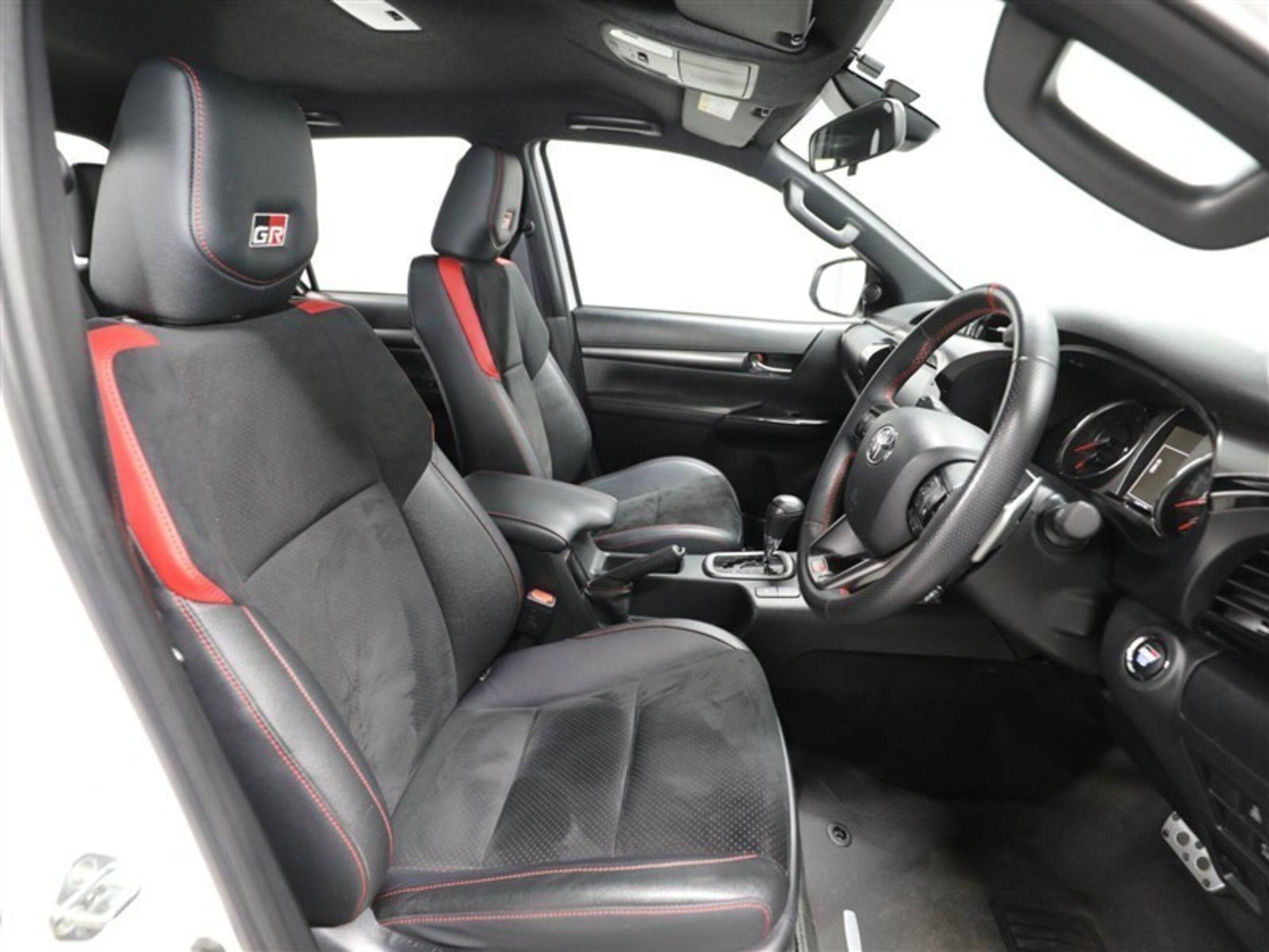 Toyota Hilux 2.4 Z GR Sport Diesel Turbo 4WD Toyota Certified Used Car — photo 8