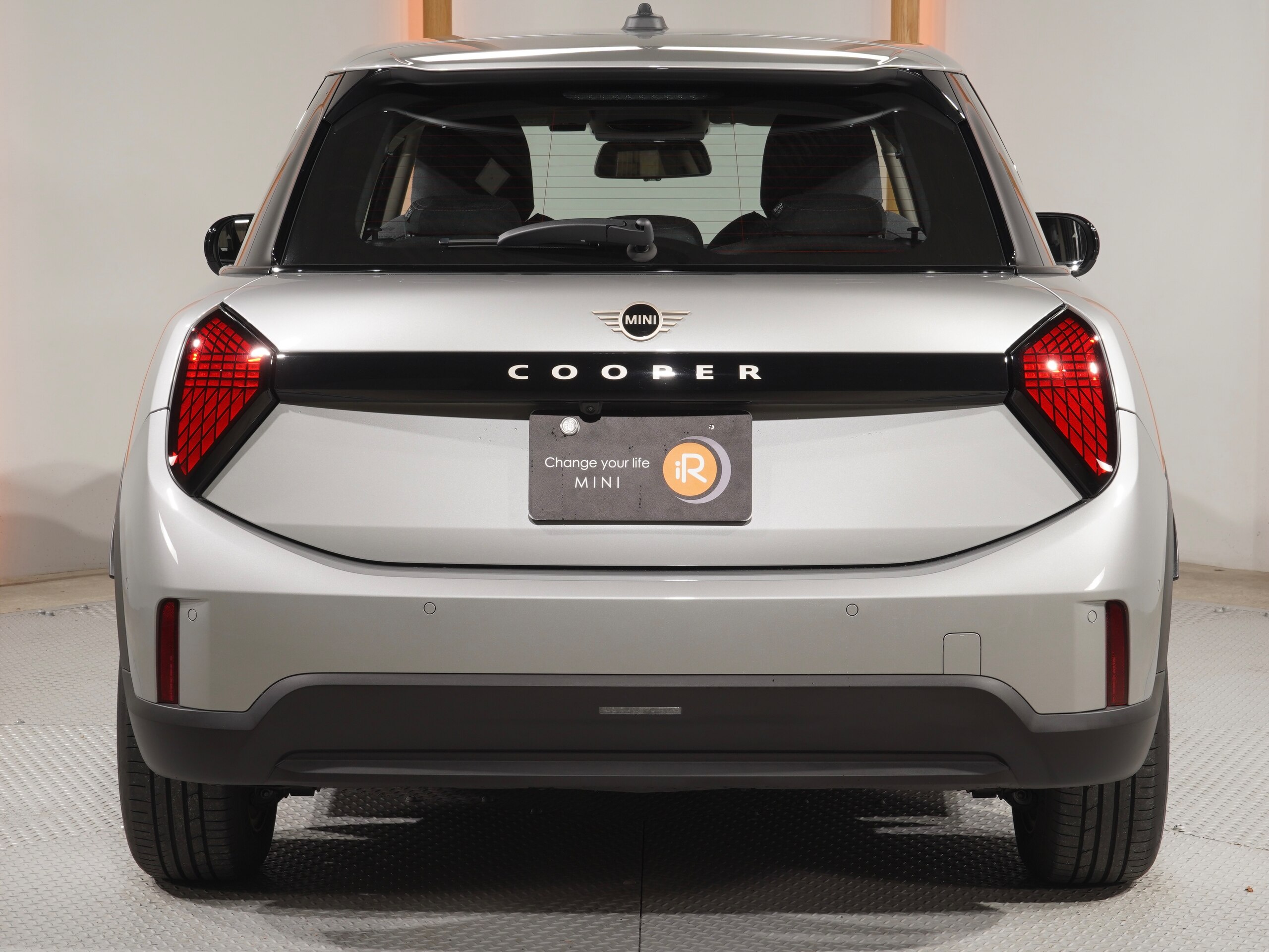 Mini Cooper C 5-Door DCT Non-Smoking Car Apple CarPlay Genuine Navigation Wireless Charging Backup Camera Front/Rear Obstacle Sensors Lane Keep Assist Rear Collision Warning Pedal Misapplication Mitigation Maintenance Included (Melting Silver III) — photo 9