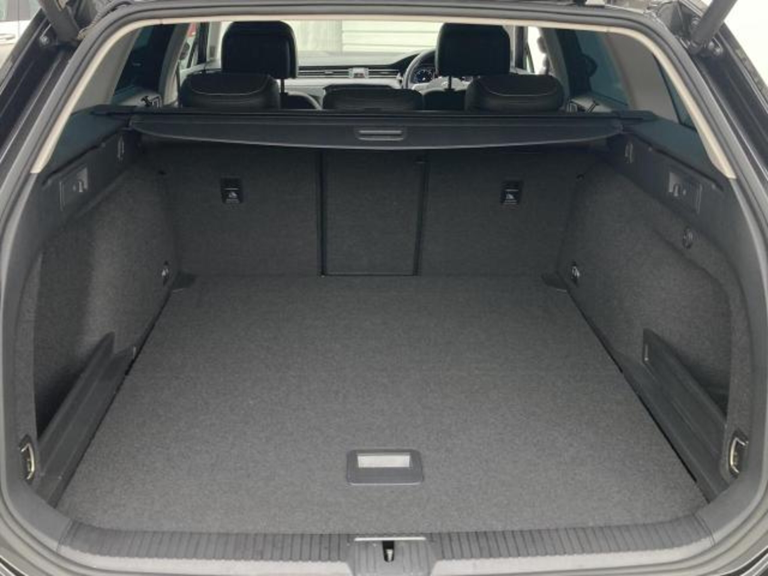 Volkswagen Passat Variant TDI Elegance Advance Diesel Turbo 18-inch AW Matrix LED Leather Seats Seat Heater/Ventilation Travel Assist Lane Change Assist Parking Assist Power Tailgate Apple Car Play Surround View Camera (Manganese Gray Metallic) — photo 8