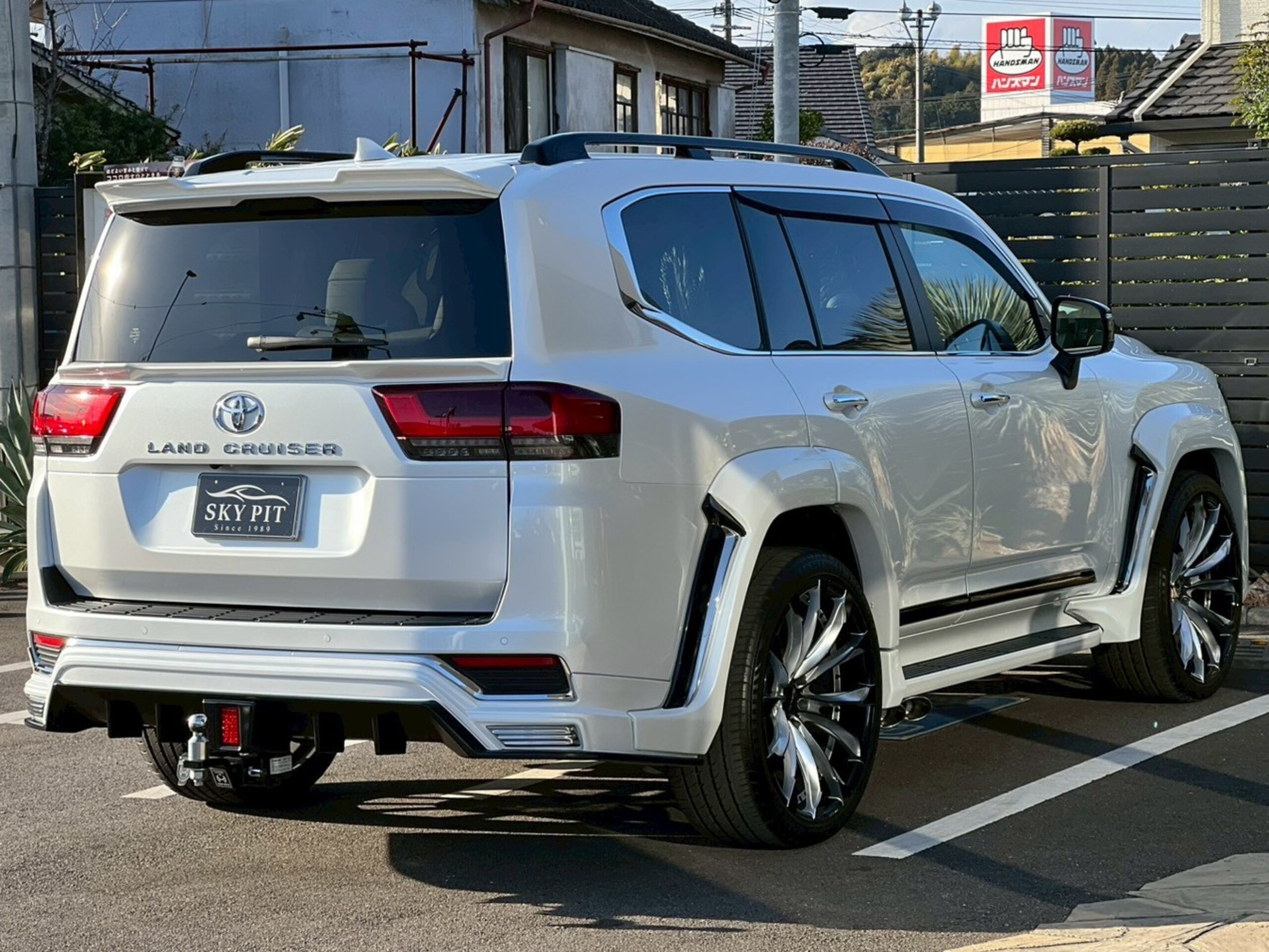 Toyota Land Cruiser 300 3.5 ZX 4WD with WALD Aero Kit, 24-inch AW Wheels, Quad Exhaust, Electric Rear Diff Lock, Cool Box, Rear Entertainment, Hitch Member, GR Grille, and Factory Muffler — photo 8