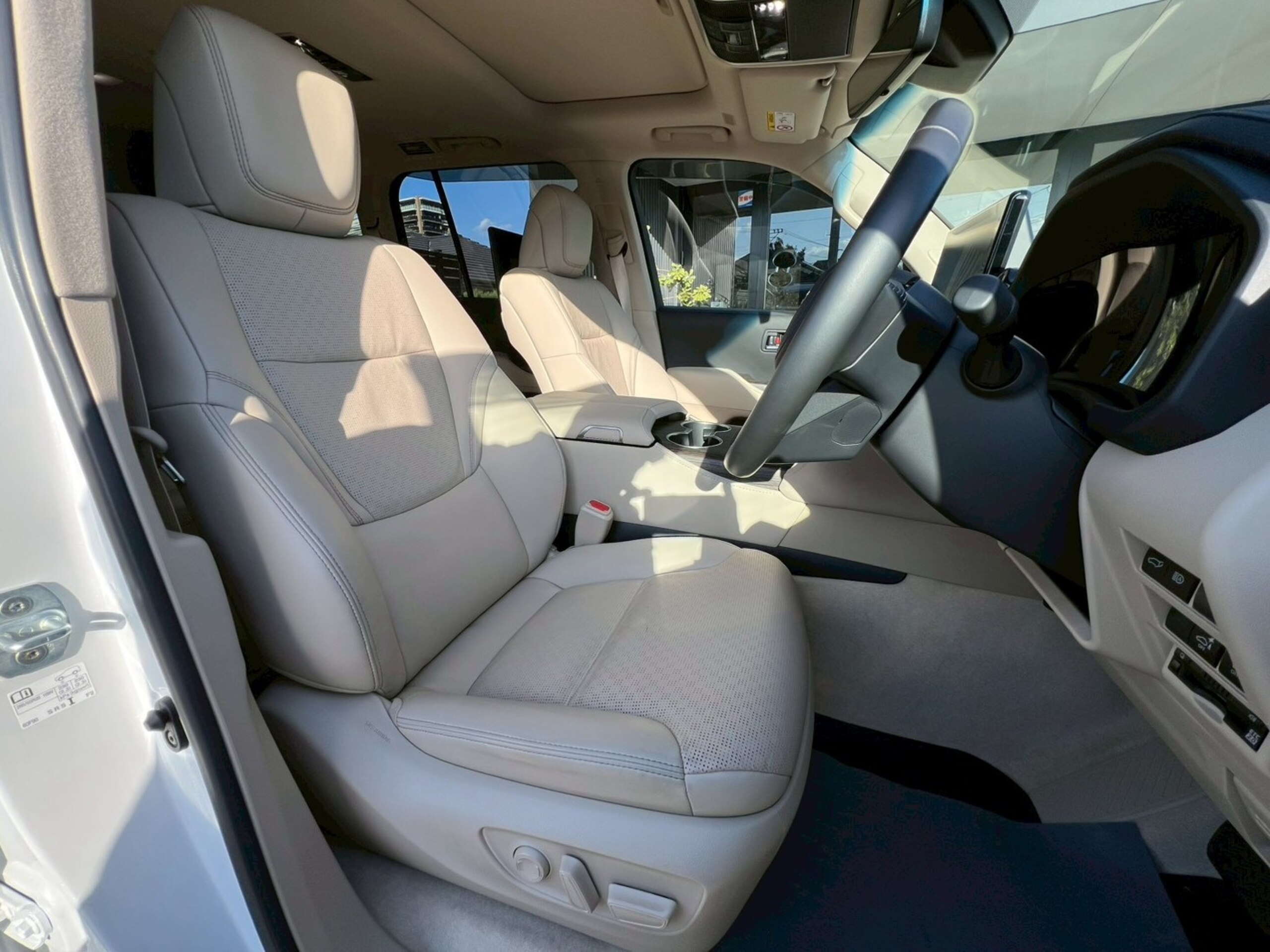 2023 Toyota Landrcuiser 300 — photo 2