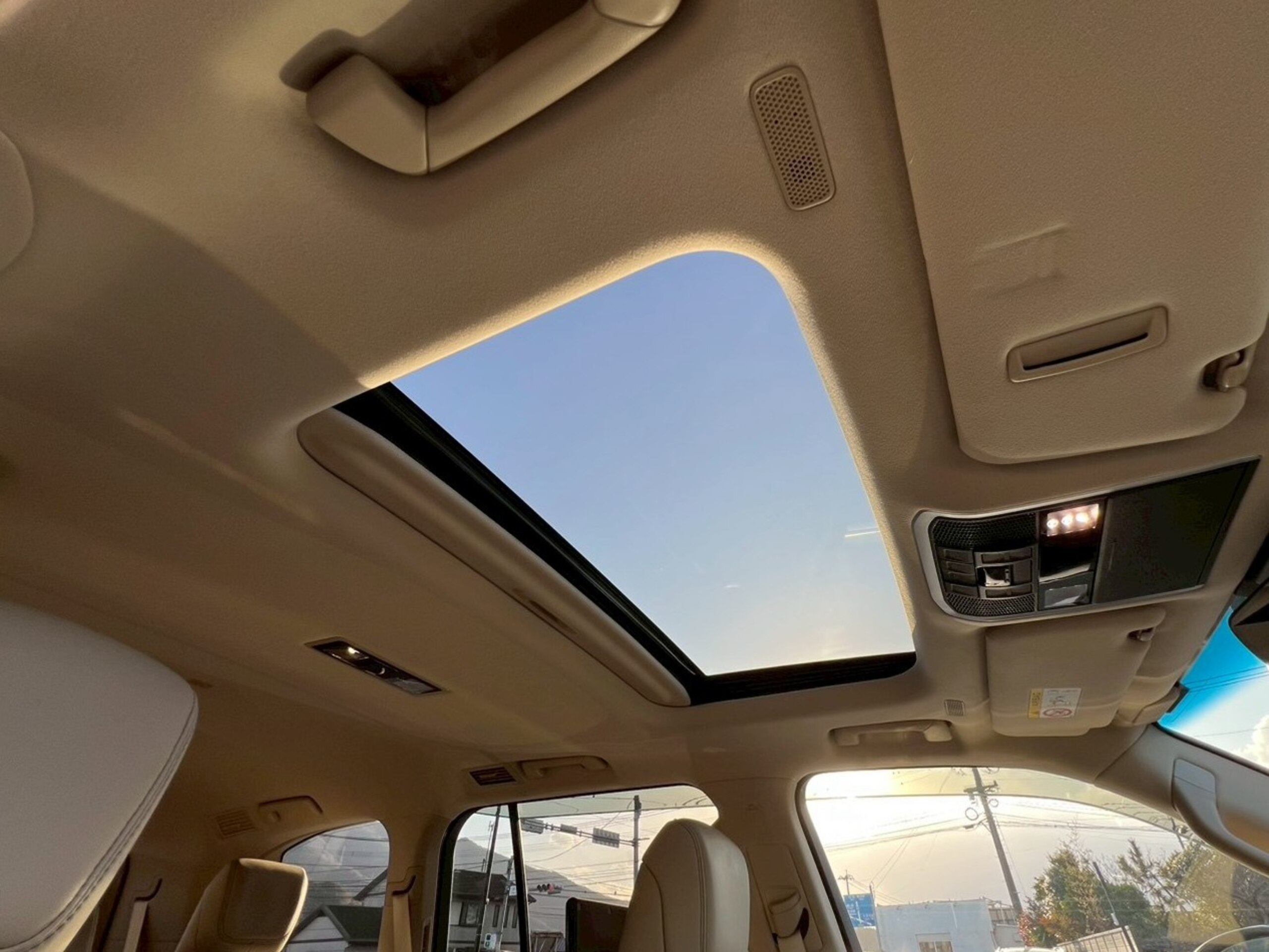 2023 Toyota Landrcuiser 300 — photo 3