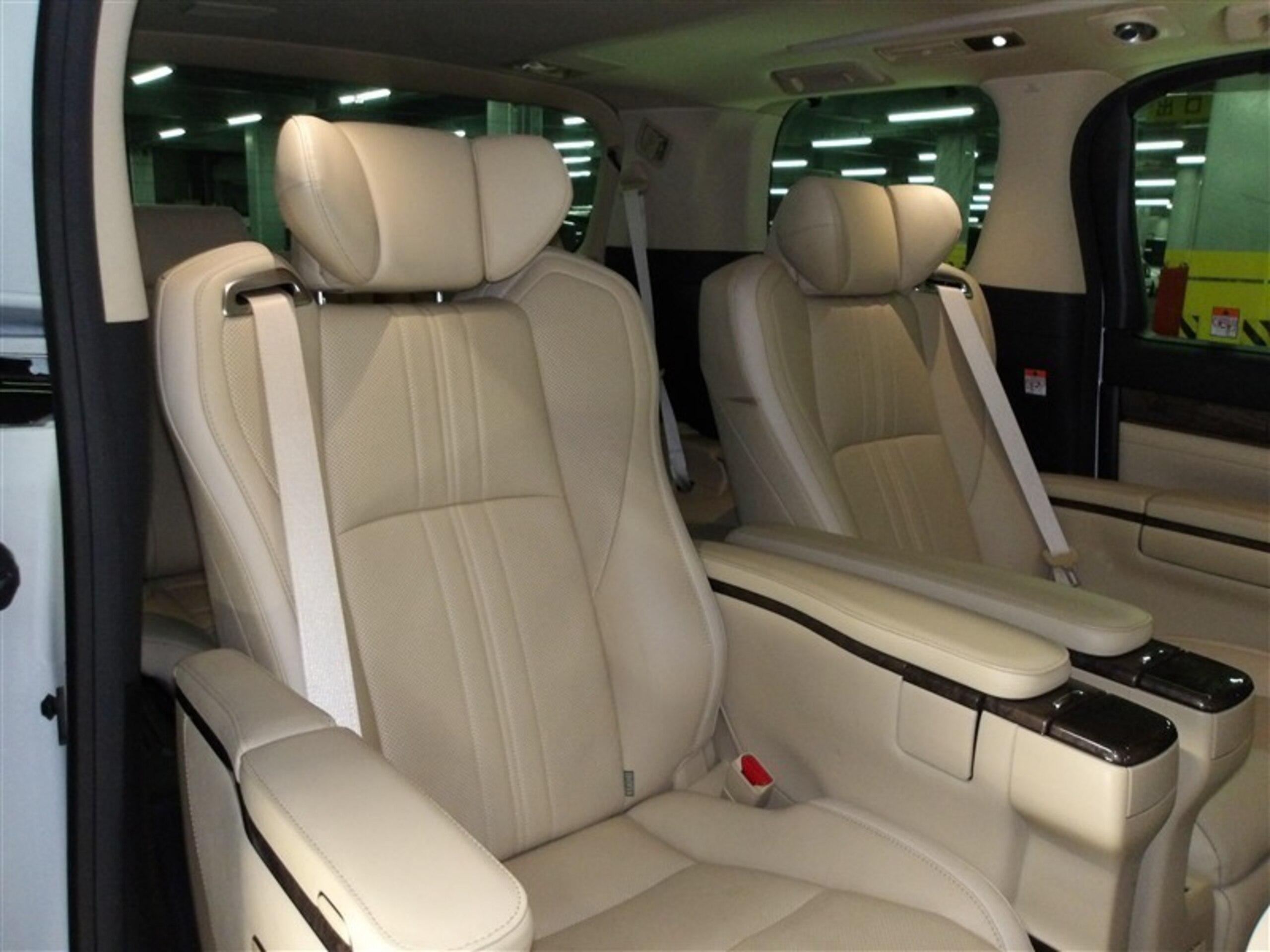 Toyota Alphard Hybrid 2.5 Executive Lounge E-Four 4WD — photo 8