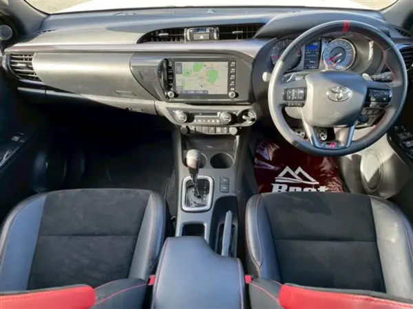 2022 Toyota Hilux — photo 2