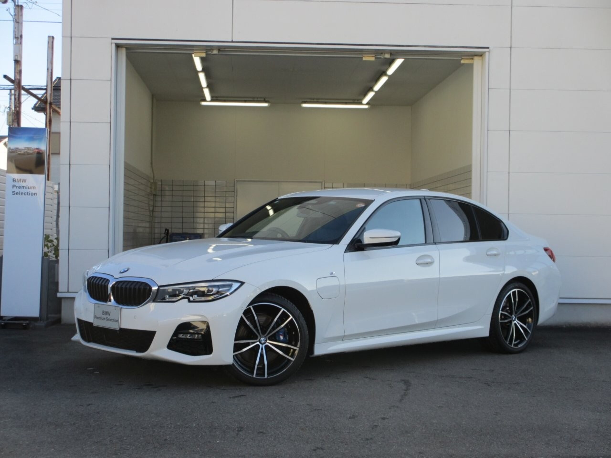 BMW 3 Series 330e M Sport Highline Package One Owner PHEV Model 19-inch Alloy Wheels Black Leather