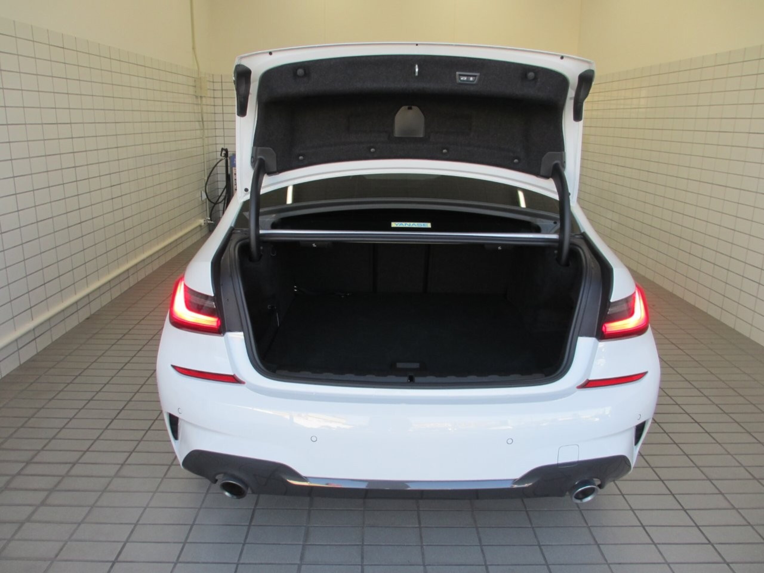 BMW 3 Series 330e M Sport Highline Package One Owner PHEV Model 19-inch Alloy Wheels Black Leather — photo 7