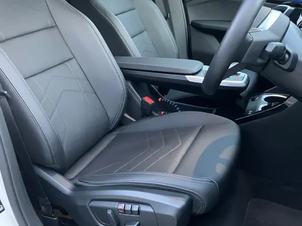 BMW X1 xDrive20d xLine DCT Diesel Turbo 4WD Demo Car - Black Veganza Leather Seats, Curved Display, Surround View Camera, Seat Heaters, Power Trunk, Active Cruise Control, Head-Up Display, Power Seats, Apple CarPlay (Alpine White) — photo 7