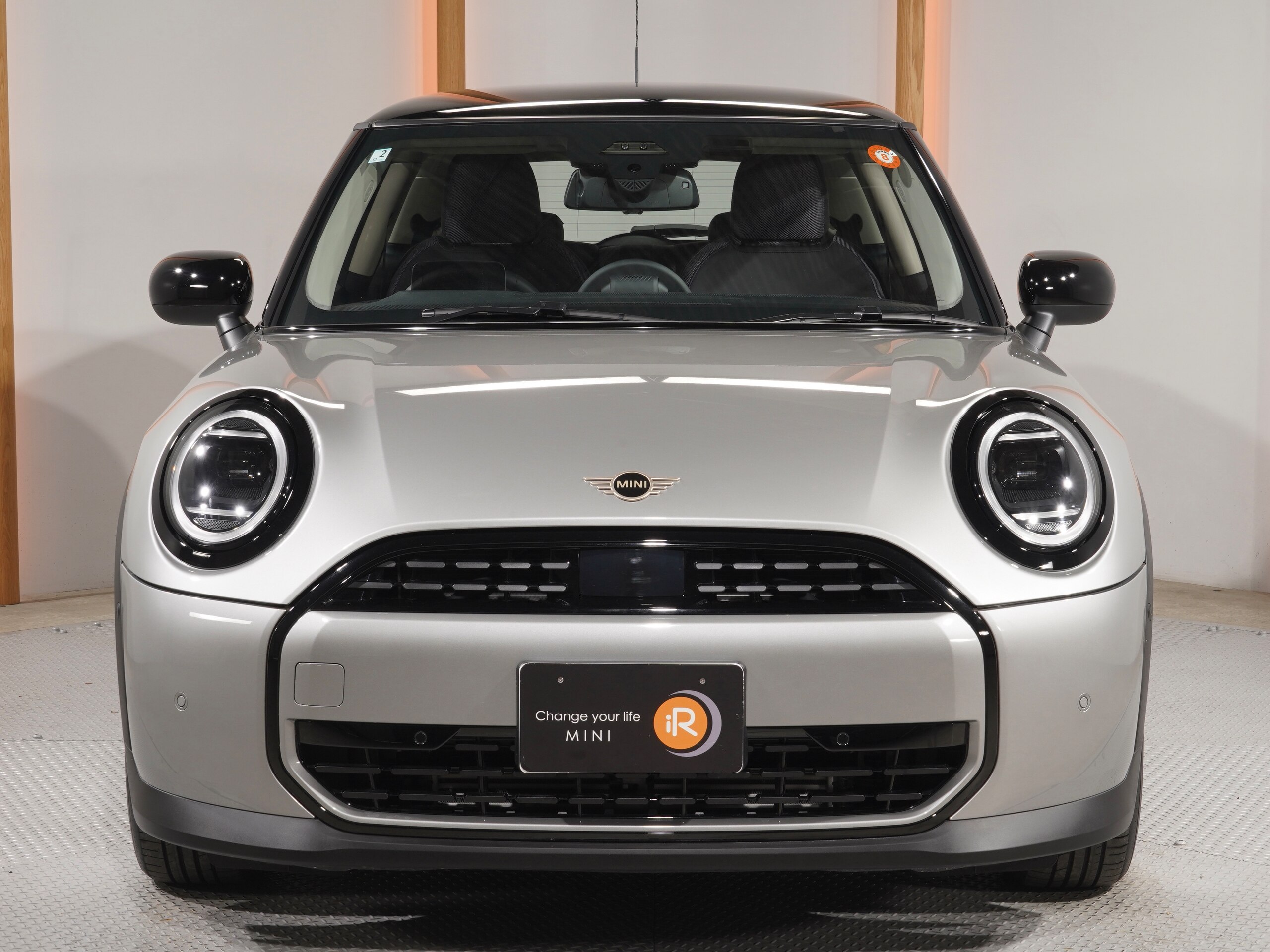 Mini Cooper C 3-Door DCT Non-Smoking Vehicle Beskin/Cross Seat & Steering Wheel Heater Apple CarPlay Genuine Navigation Wireless Charging Pedal Misapplication Prevention System Lane Keep Assist Backup Camera ETC 2.0 Maintenance Included (Melting Silver III) — photo 8