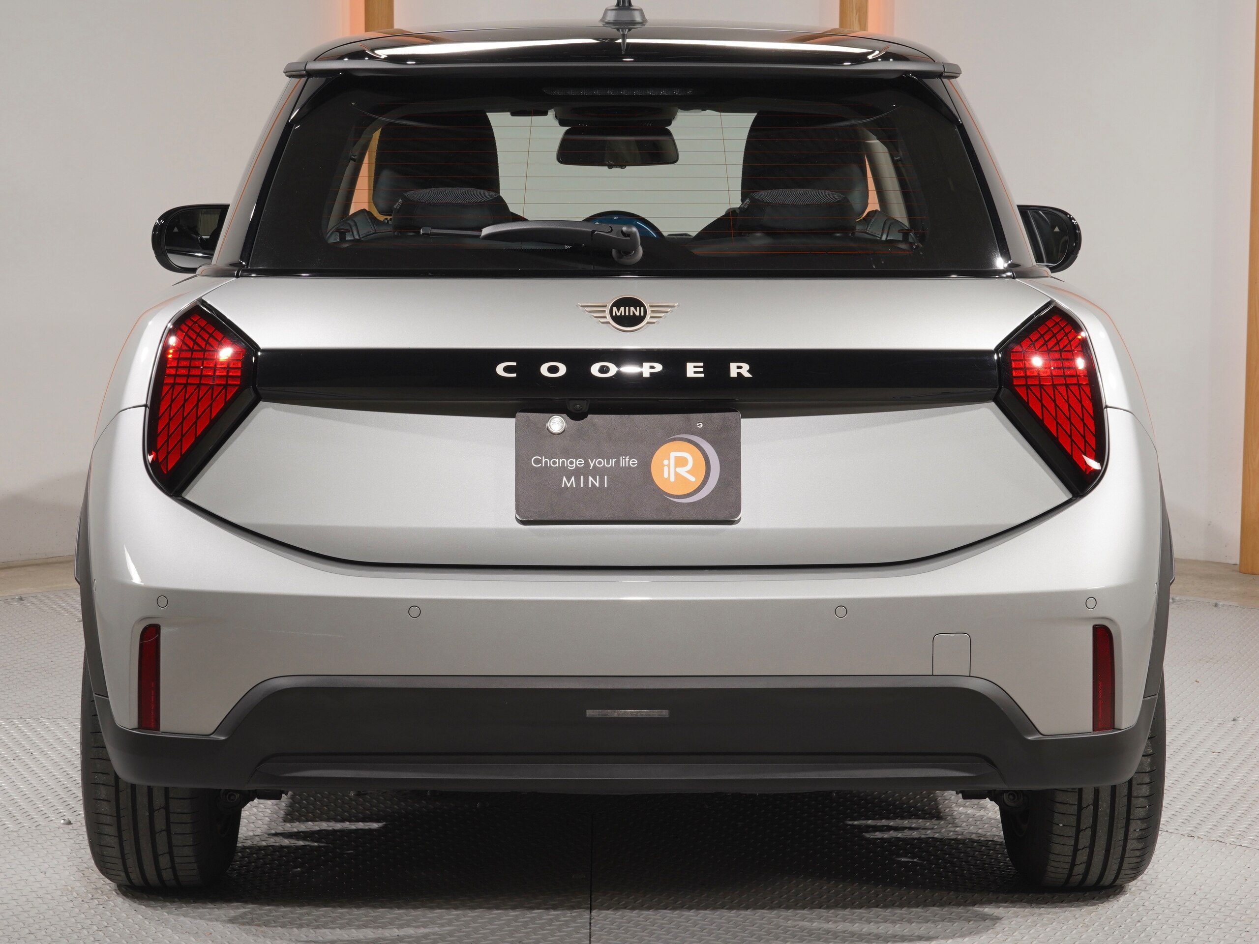 Mini Cooper C 3-Door DCT Non-Smoking Vehicle Beskin/Cross Seat & Steering Wheel Heater Apple CarPlay Genuine Navigation Wireless Charging Pedal Misapplication Prevention System Lane Keep Assist Backup Camera ETC 2.0 Maintenance Included (Melting Silver III) — photo 9