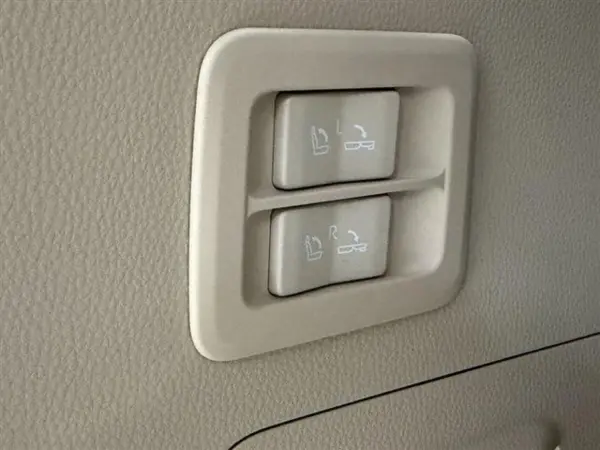 Toyota Land Cruiser 300 3.5 ZX 4WD (Pearl) — photo 8