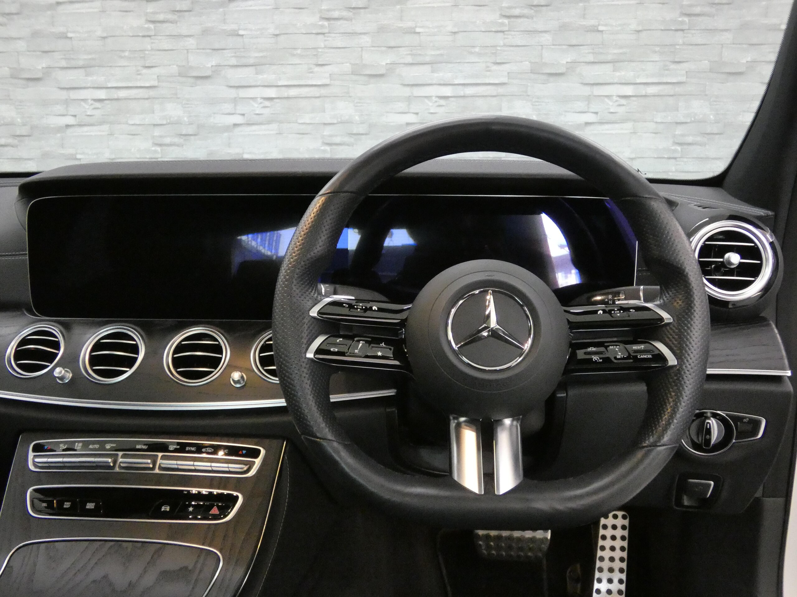 Mercedes-Benz E-Class E300 Sport Facelift Exclusive Package Panoramic Roof Black Nappa Leather Heated Seats MBUX AR Navigation Burmester Surround Camera & PTS HUD & RSP Multibeam LED Air Balance Package Power Trunk Air Suspension Genuine 19AW Non-Smoker One Owner (Diamond White) — photo 7