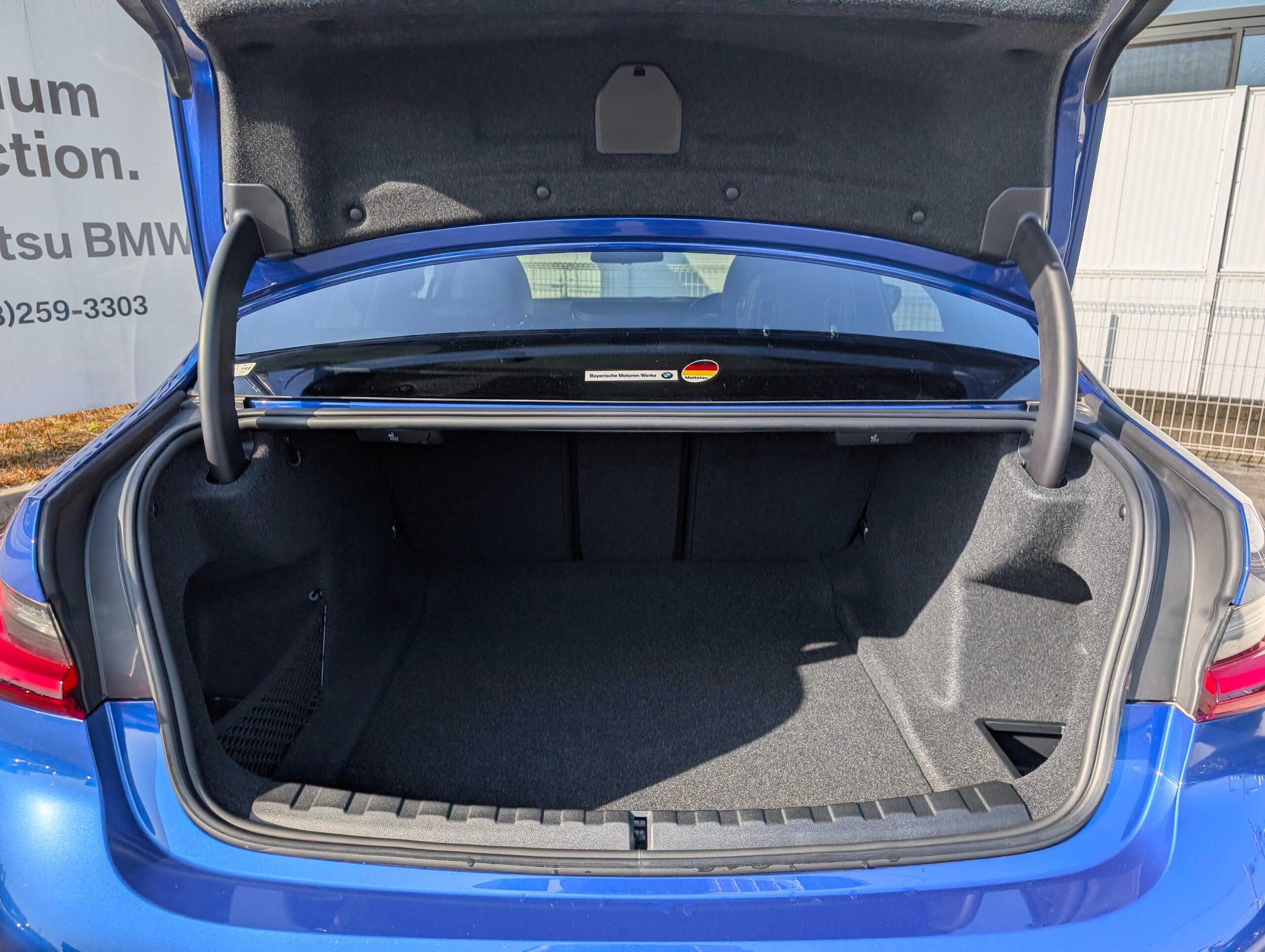 BMW 3 Series 318i M Sport Edition Shadow with Curved Display Navigation, Seat Heaters, 19-inch Alloy Wheels, Active Cruise Control, Surround View Camera, Apple CarPlay, Non-Smoking, Rental Car Up — photo 7