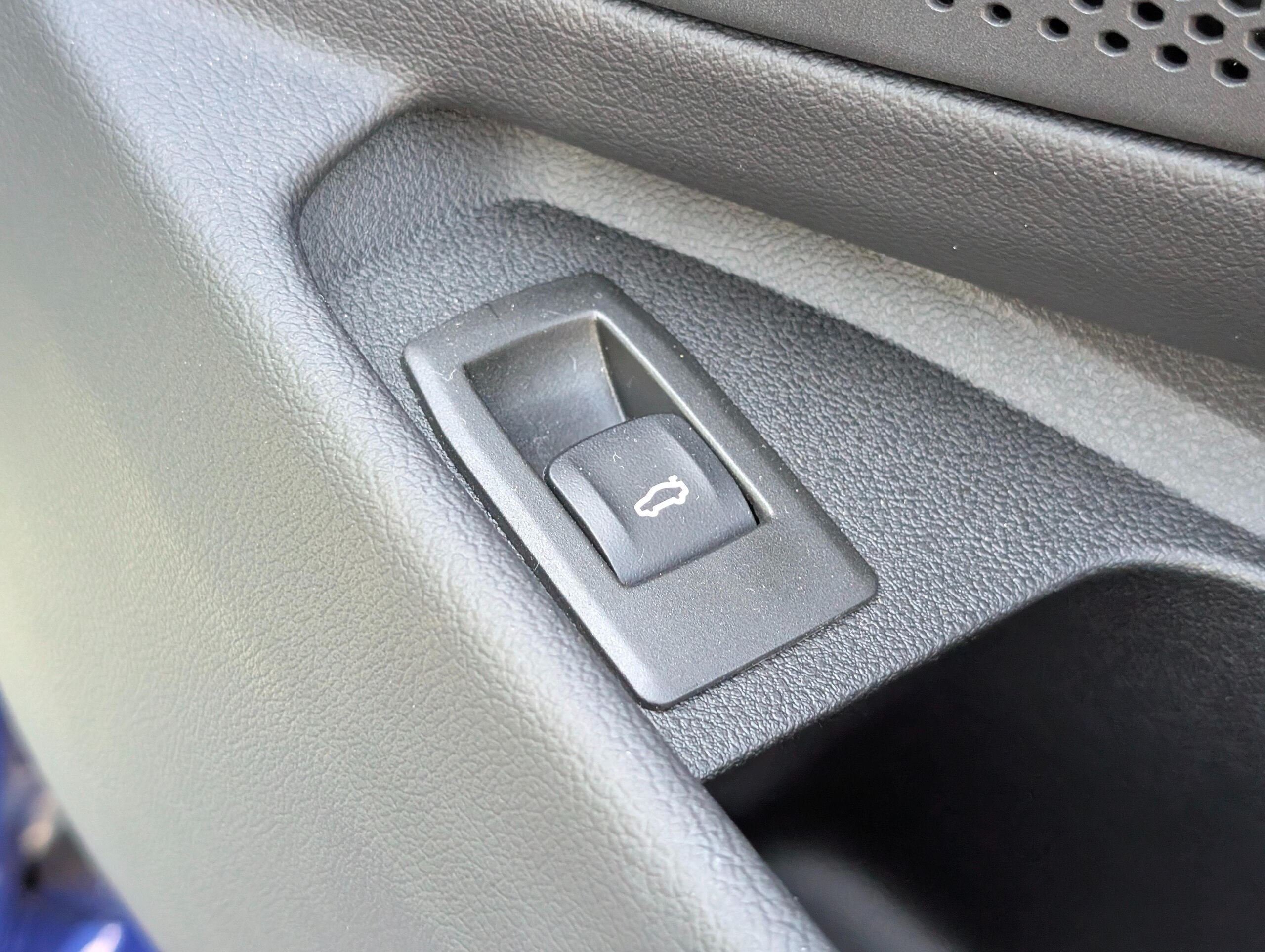 BMW 3 Series 318i M Sport Edition Shadow with Curved Display Navigation, Seat Heaters, 19-inch Alloy Wheels, Active Cruise Control, Surround View Camera, Apple CarPlay, Non-Smoking, Rental Car Up — photo 9