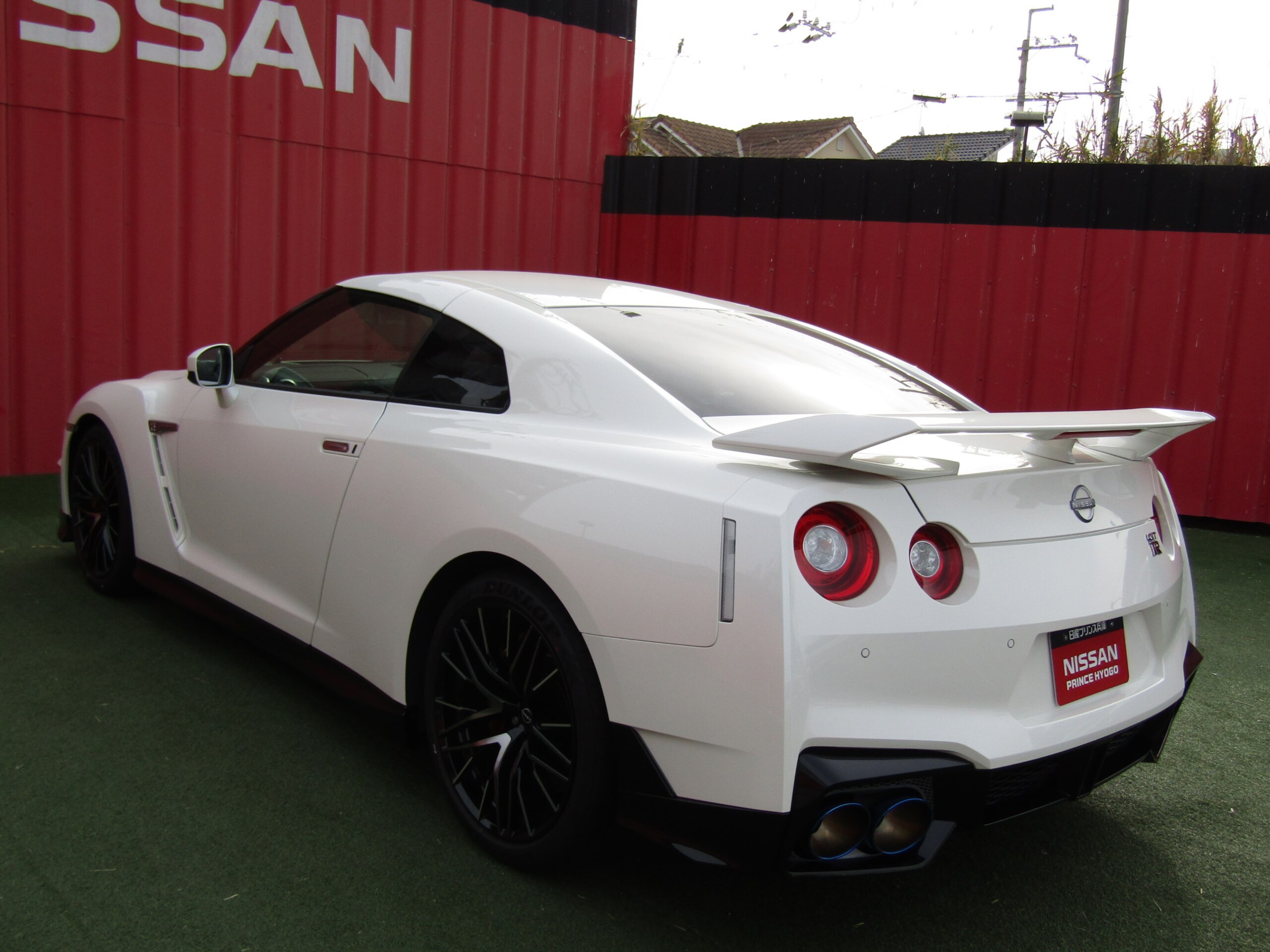 2025 Nissan Gt-r — photo 2