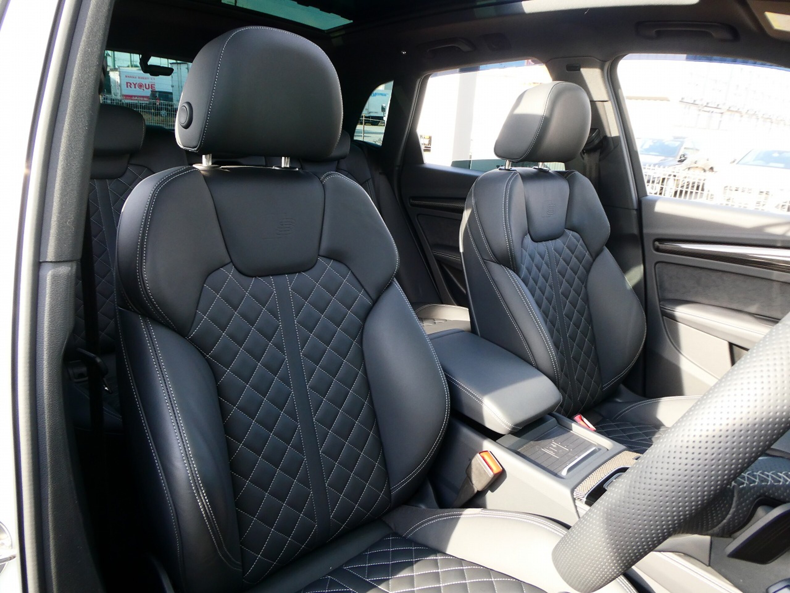 Audi SQ5 3.0 4WD Sunroof Air Suspension Black Styling Leather Red Calipers Comfort Package TV — photo 7