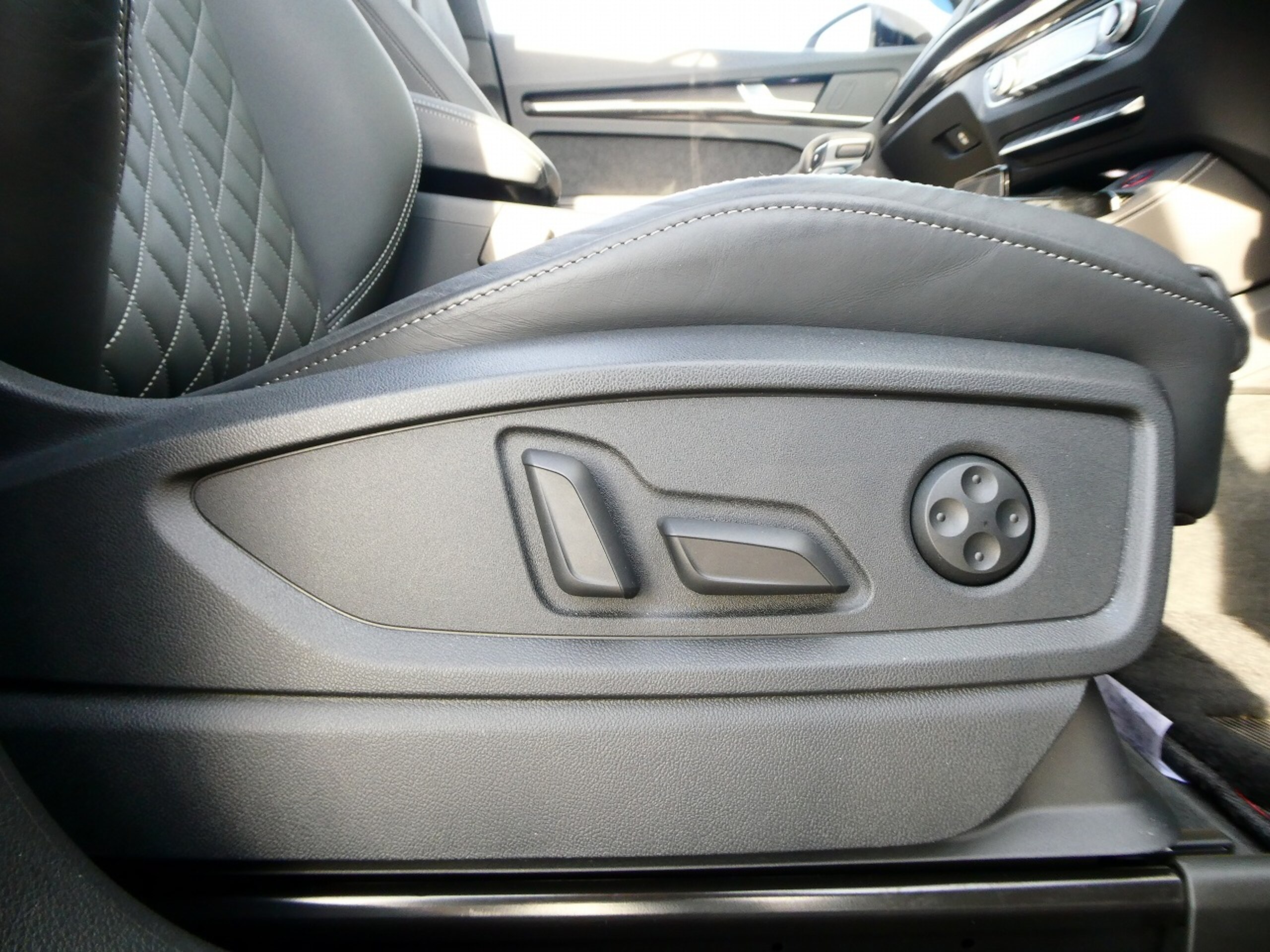 Audi SQ5 3.0 4WD Sunroof Air Suspension Black Styling Leather Red Calipers Comfort Package TV — photo 8