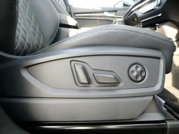 Audi SQ5 3.0 4WD Certified Used Car with Panoramic Sunroof, TV Tuner, Air Suspension, Black Styling Package, Red Brake Calipers, Comfort Package, Assistance Package, 1-Year Certified Used Car Warranty (Glacier White Metallic) — photo 8