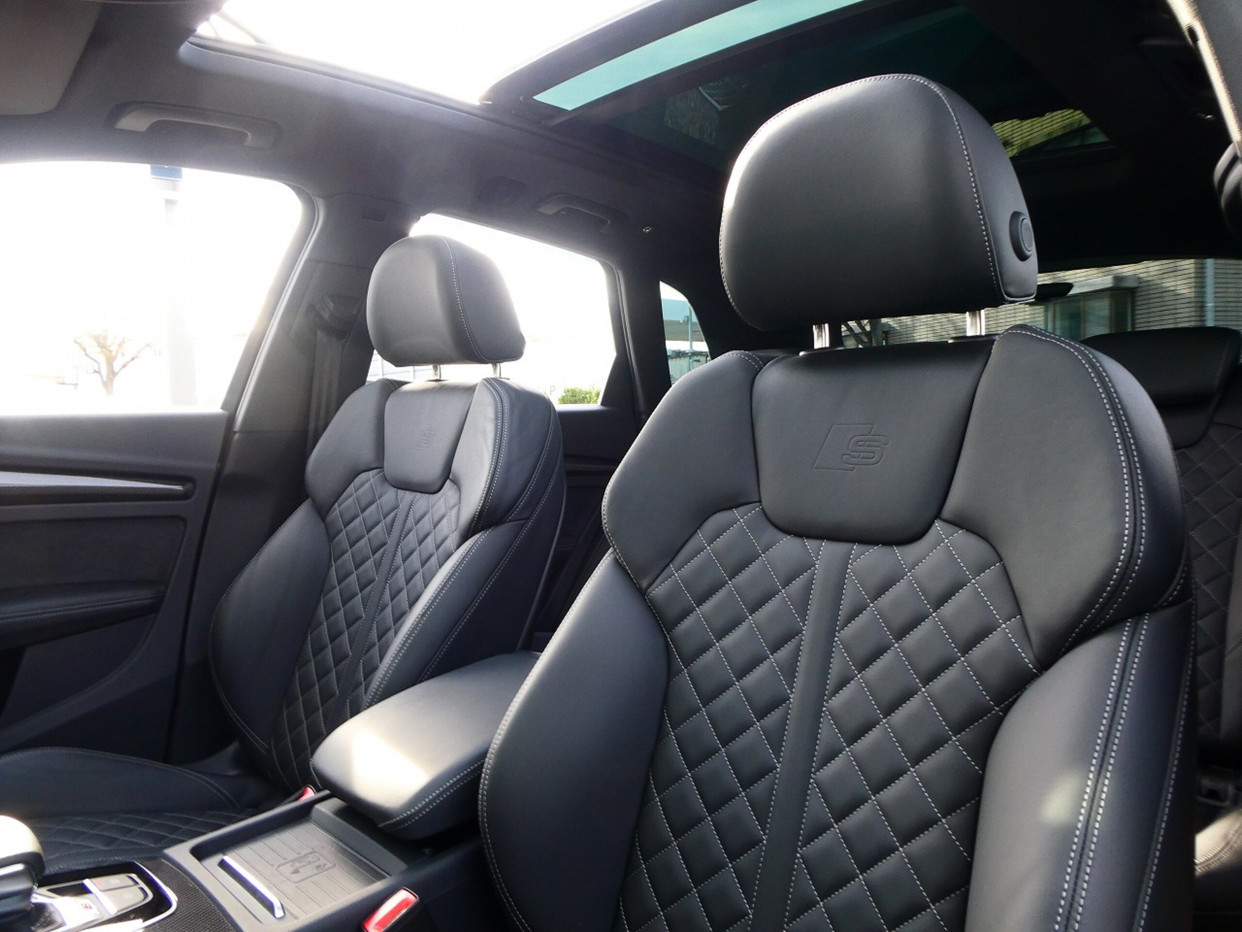 Audi SQ5 3.0 4WD Sunroof Air Suspension Black Styling Leather Red Calipers Comfort Package TV — photo 9