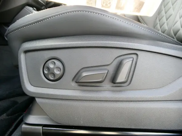 Audi SQ5 3.0 4WD Certified Used Car with Panoramic Sunroof, TV Tuner, Air Suspension, Black Styling Package, Red Brake Calipers, Comfort Package, Assistance Package, 1-Year Certified Used Car Warranty (Glacier White Metallic) — photo 9