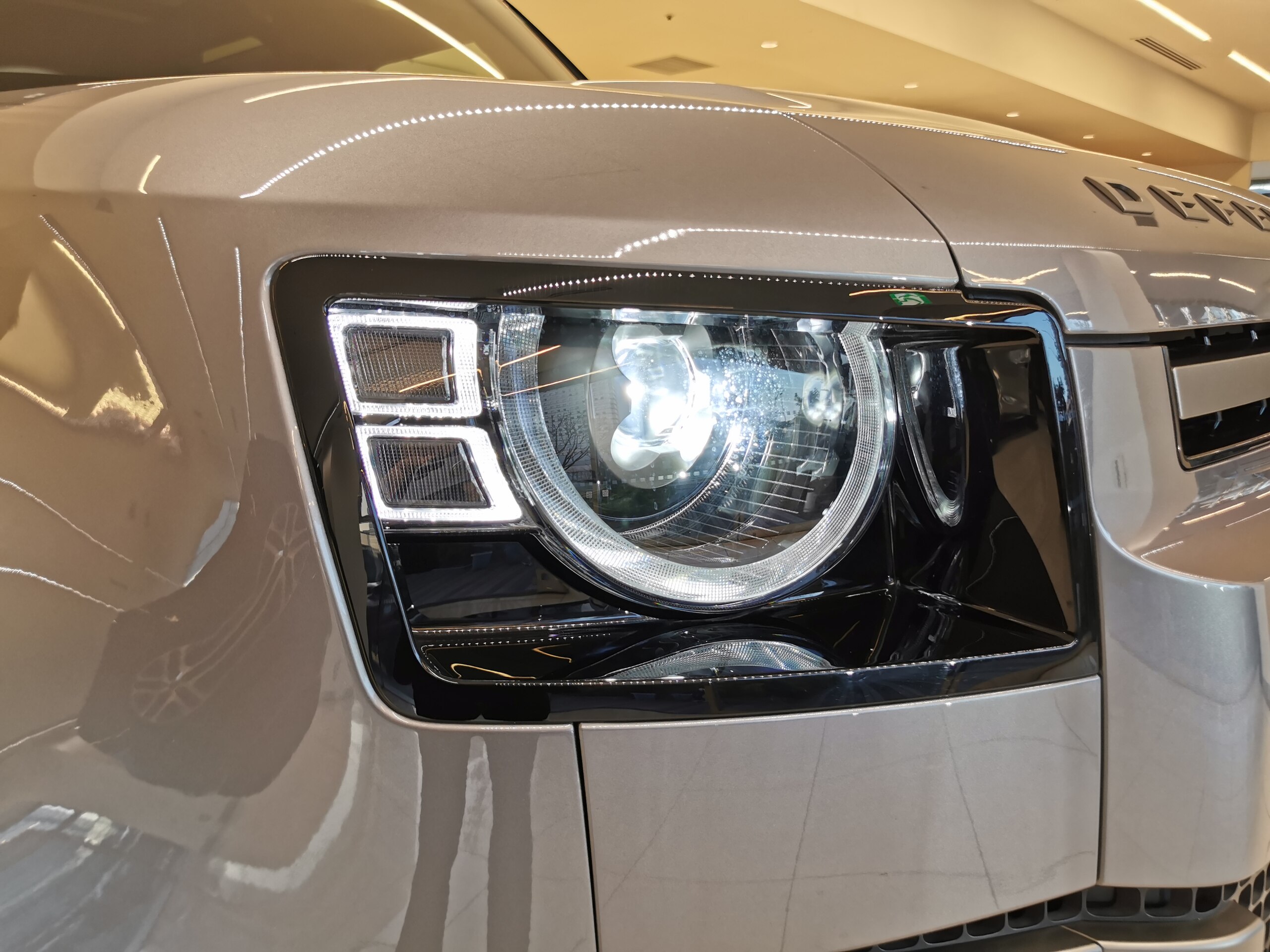 Land Rover Defender 90 X-Dynamic SE 3.0L D300 Diesel Turbo 4WD — photo 7