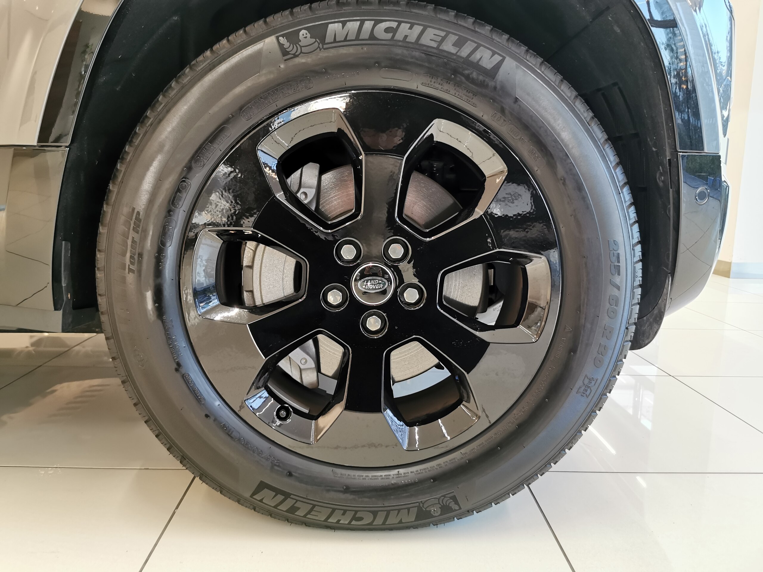 Land Rover Defender 90 X-Dynamic SE 3.0L D300 Diesel Turbo 4WD — photo 8