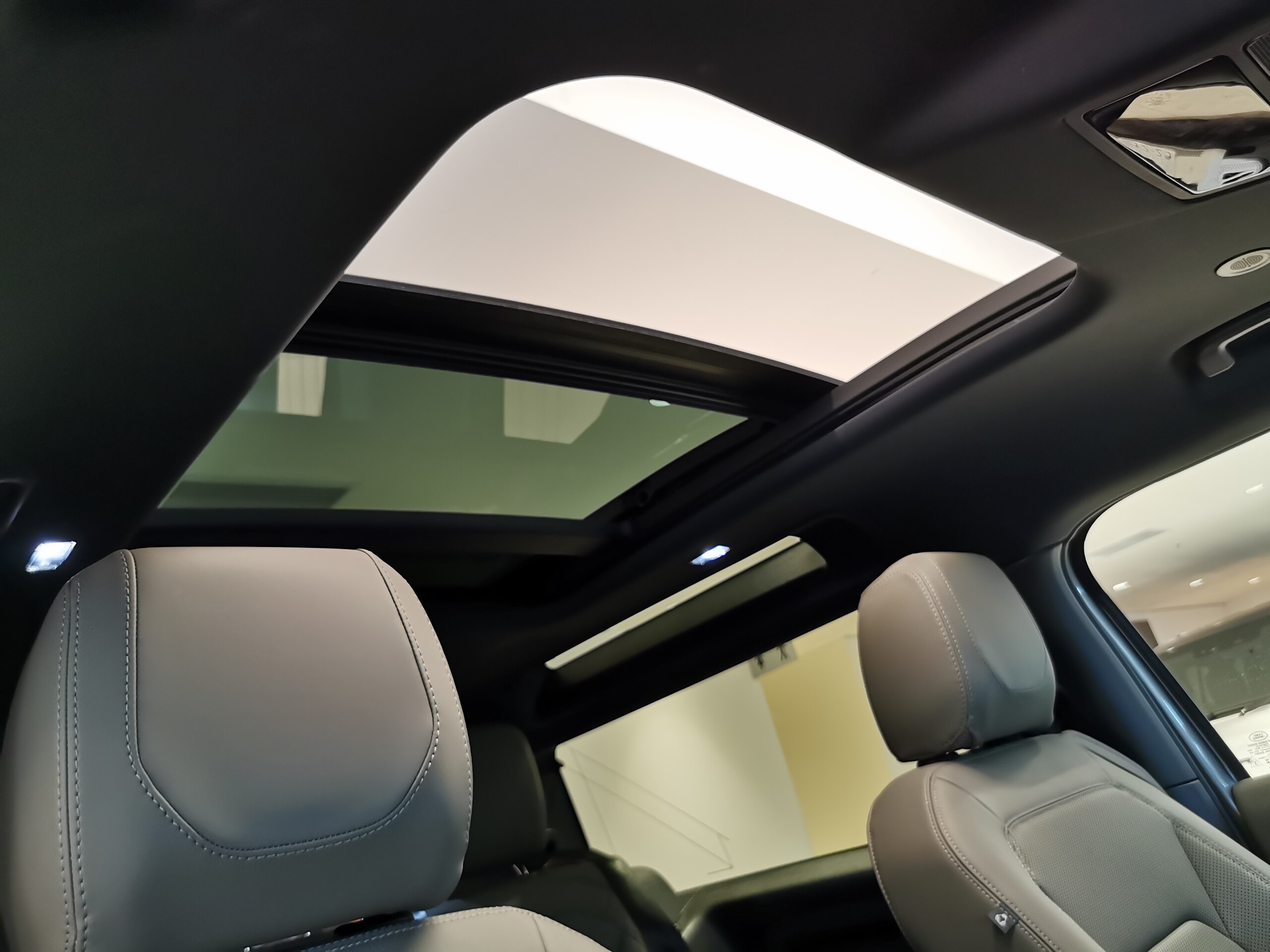 2024 Landrover Defender — photo 2