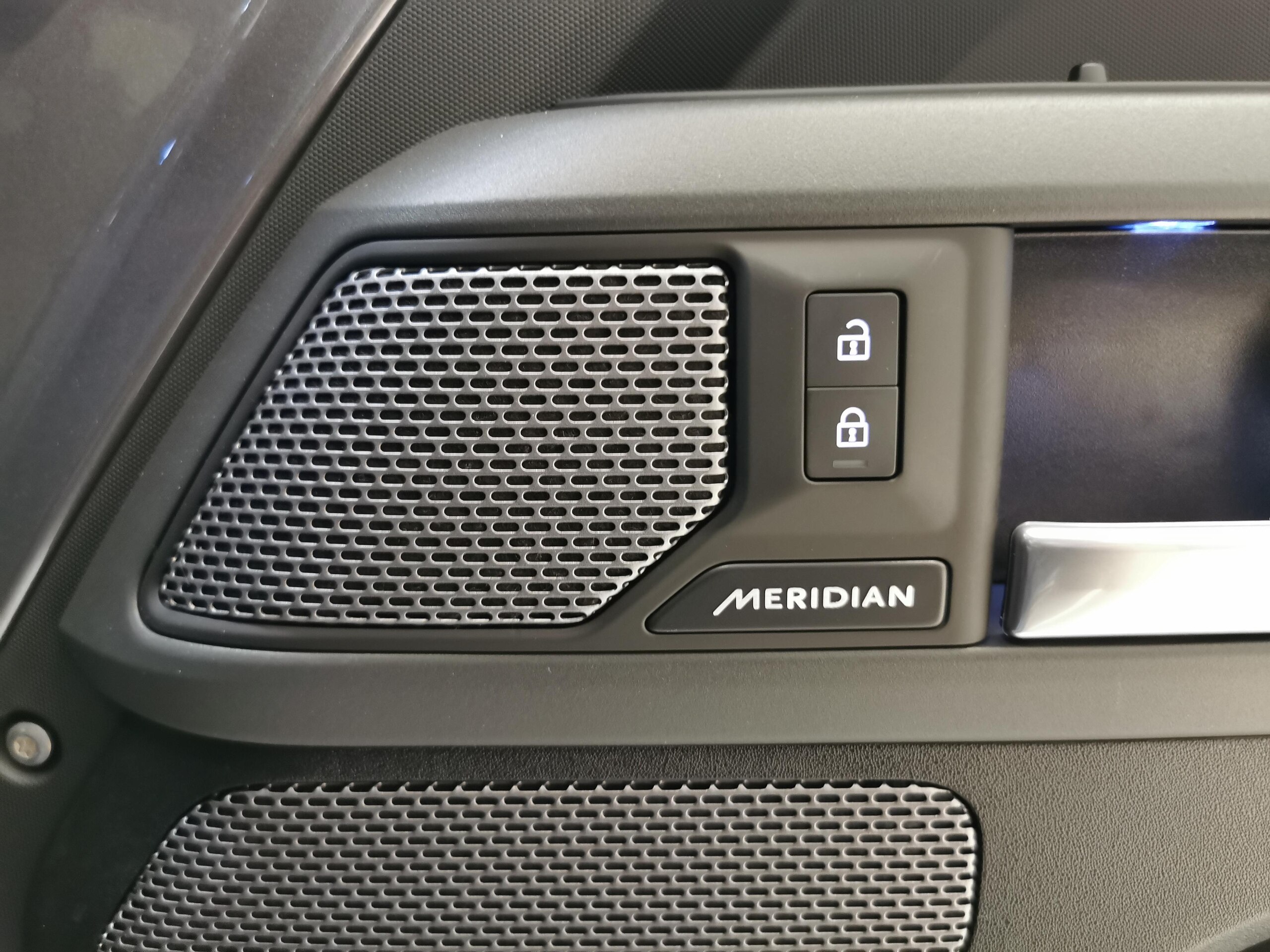 Land Rover Defender 90 X-Dynamic SE 3.0L D300 Diesel Turbo 4WD — photo 9