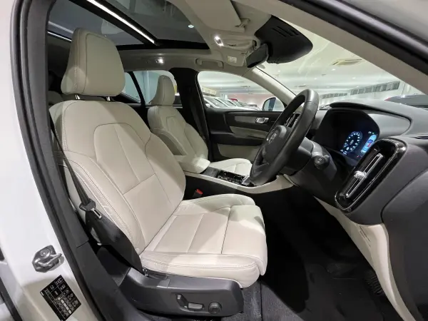 Volvo XC40 B4 AWD Inscription 4WD Genuine Leather Seats Genuine HDD Navigation Harman/Kardon (Crystal White Pearl) — photo 9