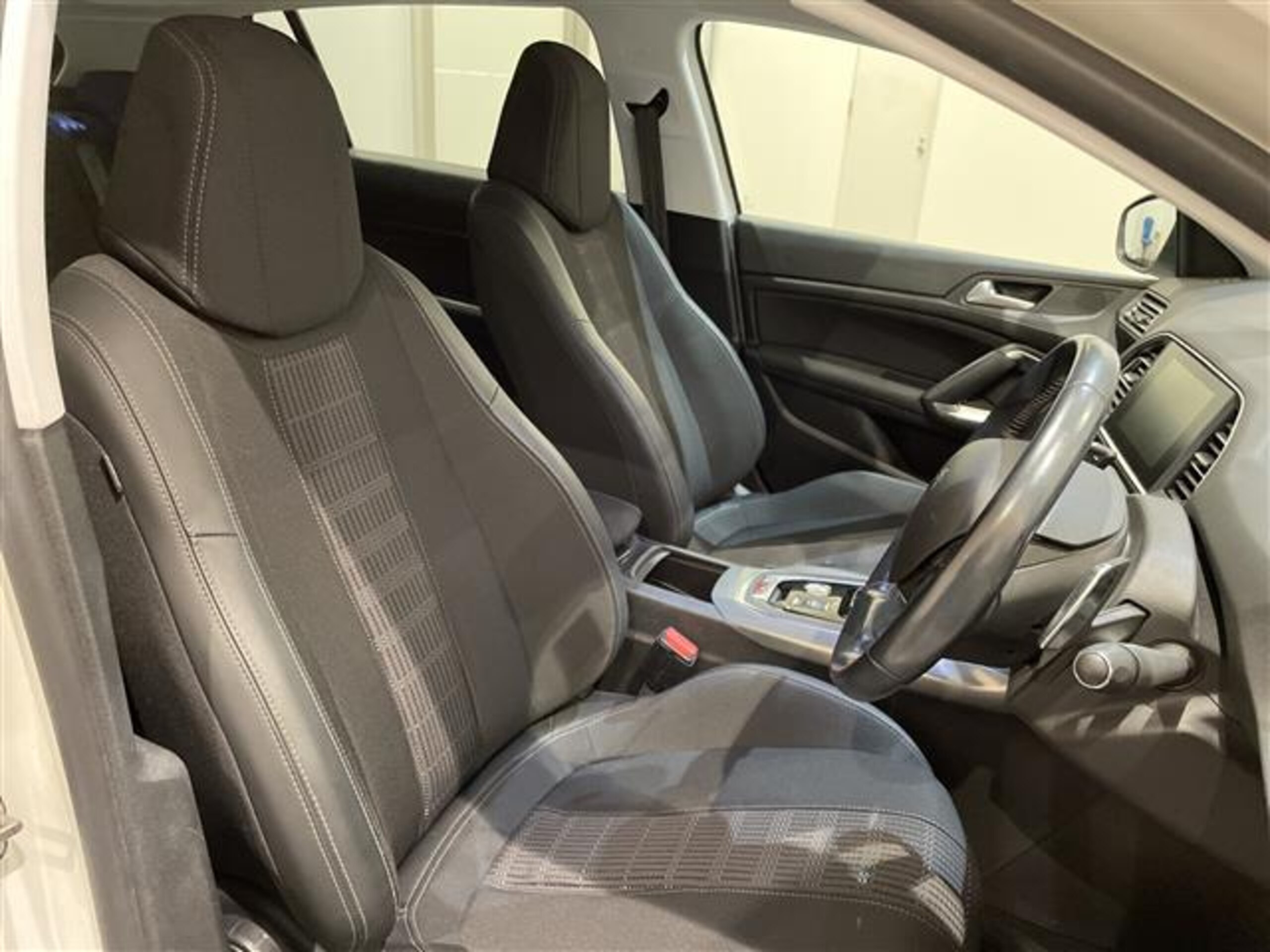 2019 Peugeot 308 — photo 3