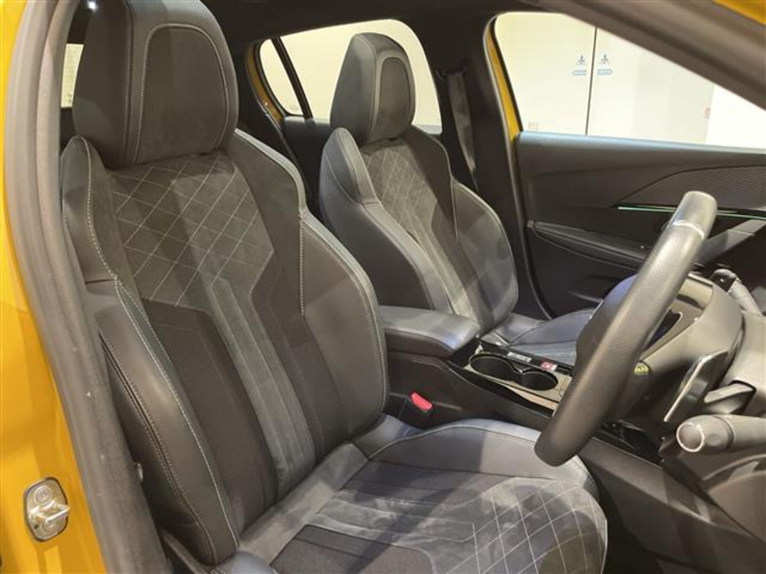 Peugeot 208GT Sunroof Apple CarPlay Bluetooth Rearview Camera Ambient Lighting Electric Parking Brake/Hill Start Assist Active Safety Brake Seat Heater (Faro Yellow) — photo 7