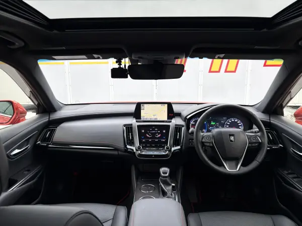 2020 Toyota Crown — photo 2