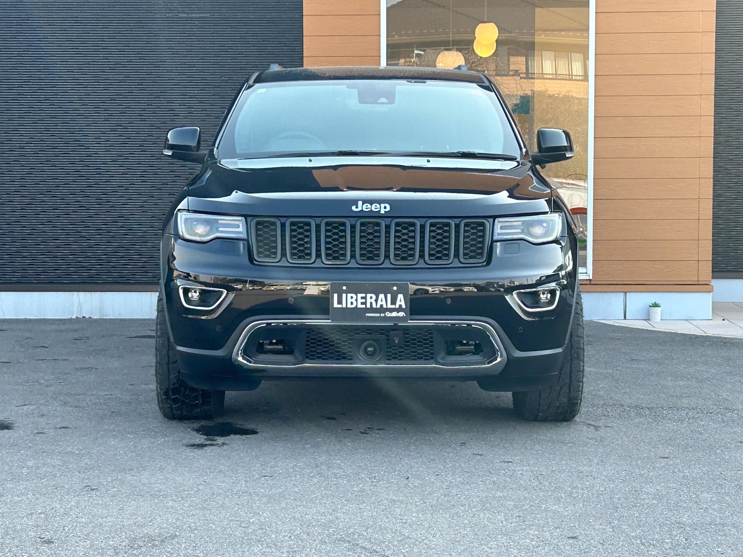 Jeep Grand Cherokee Limited (without Air Suspension) 4WD Black Leather Seats with Seat Ventilation, Heated Steering Wheel, Collision Mitigation Braking, Adaptive Cruise Control, Blind Spot Monitor, Lane Keep Assist, Factory Navigation, Full-Seg TV, Apple CarPlay, Backup Camera (Diamond Black Crystal Pearl C) — photo 8