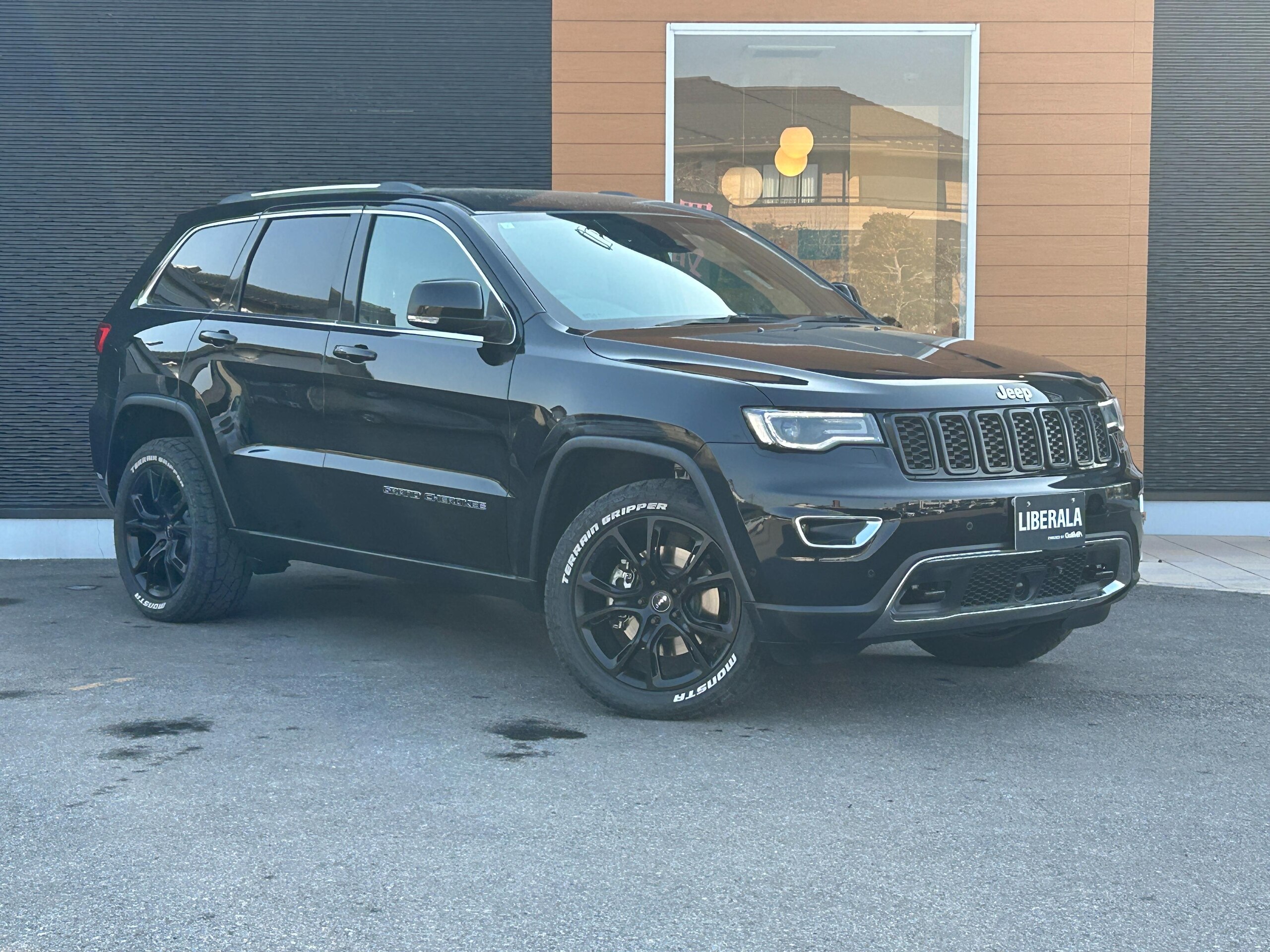 Jeep Grand Cherokee Limited (without Air Suspension) 4WD Black Leather Seats with Seat Ventilation, Heated Steering Wheel, Collision Mitigation Braking, Adaptive Cruise Control, Blind Spot Monitor, Lane Keep Assist, Factory Navigation, Full-Seg TV, Apple CarPlay, Backup Camera (Diamond Black Crystal Pearl C) — photo 9