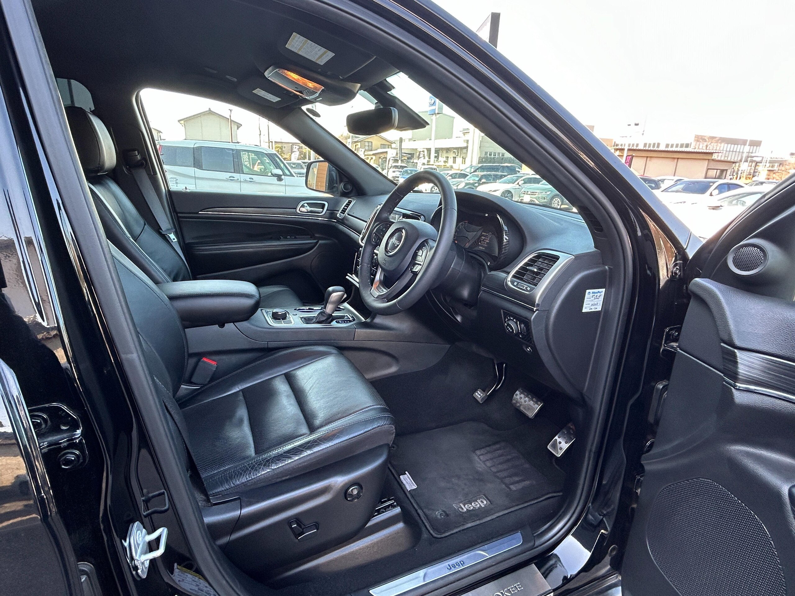 Jeep Grand Cherokee Limited (without Air Suspension) 4WD Black Leather Seats with Seat Ventilation, Heated Steering Wheel, Collision Mitigation Braking, Adaptive Cruise Control, Blind Spot Monitor, Lane Keep Assist, Factory Navigation, Full-Seg TV, Apple CarPlay, Backup Camera (Diamond Black Crystal Pearl C) — photo 7