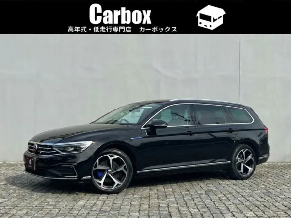 Volkswagen Passat Variant GTE Advance One Owner Fine Nappa Leather Non-Smoking Vehicle Driving Profile Traffic Jam Assist Adaptive Cruise 18-inch LED Matrix Headlights Digital Cockpit Head-Up Display Discover Pro (Deep Black Pearl Effect) — thumbnail 1