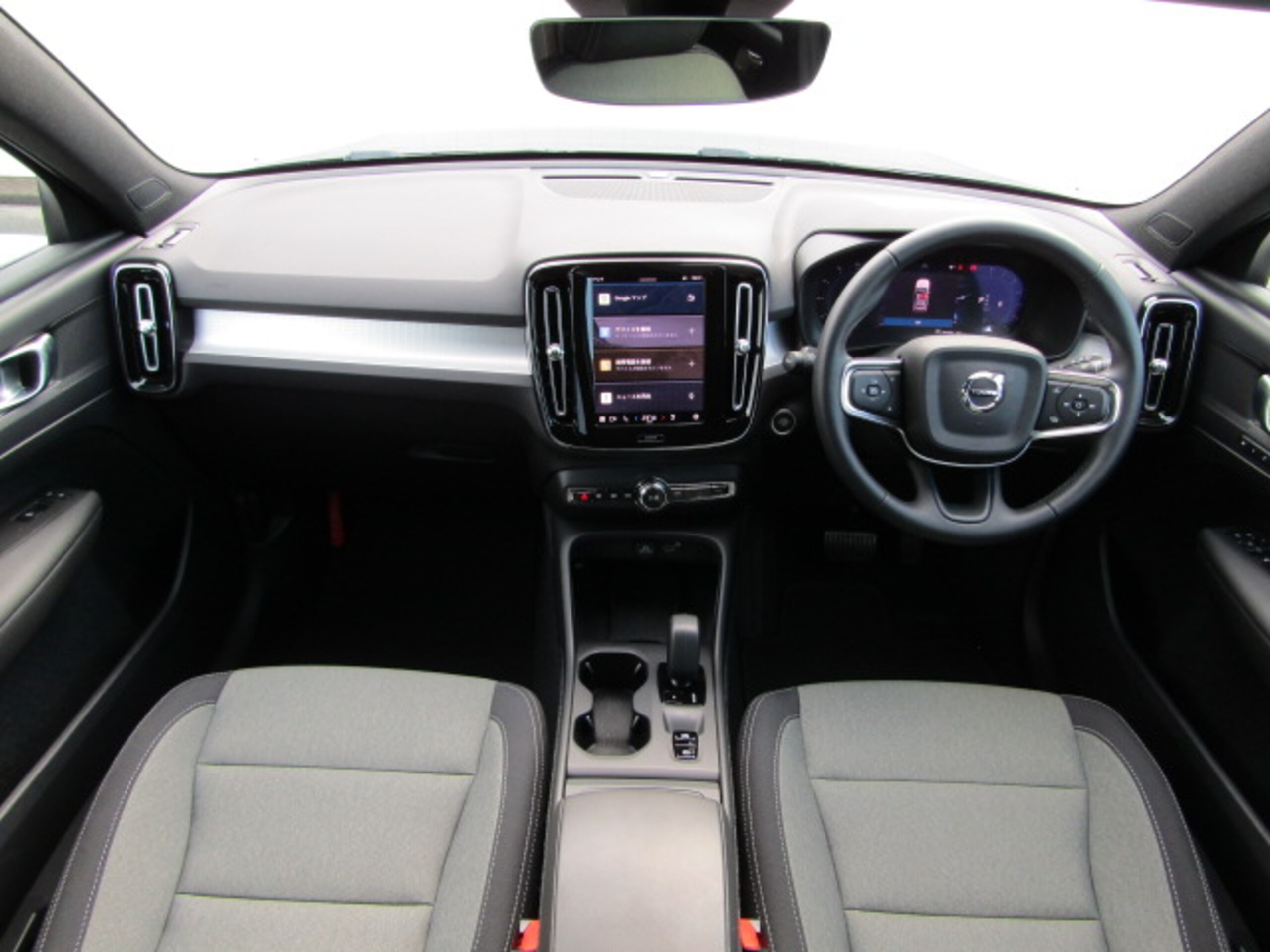 2024 Volvo Xc40 — photo 2