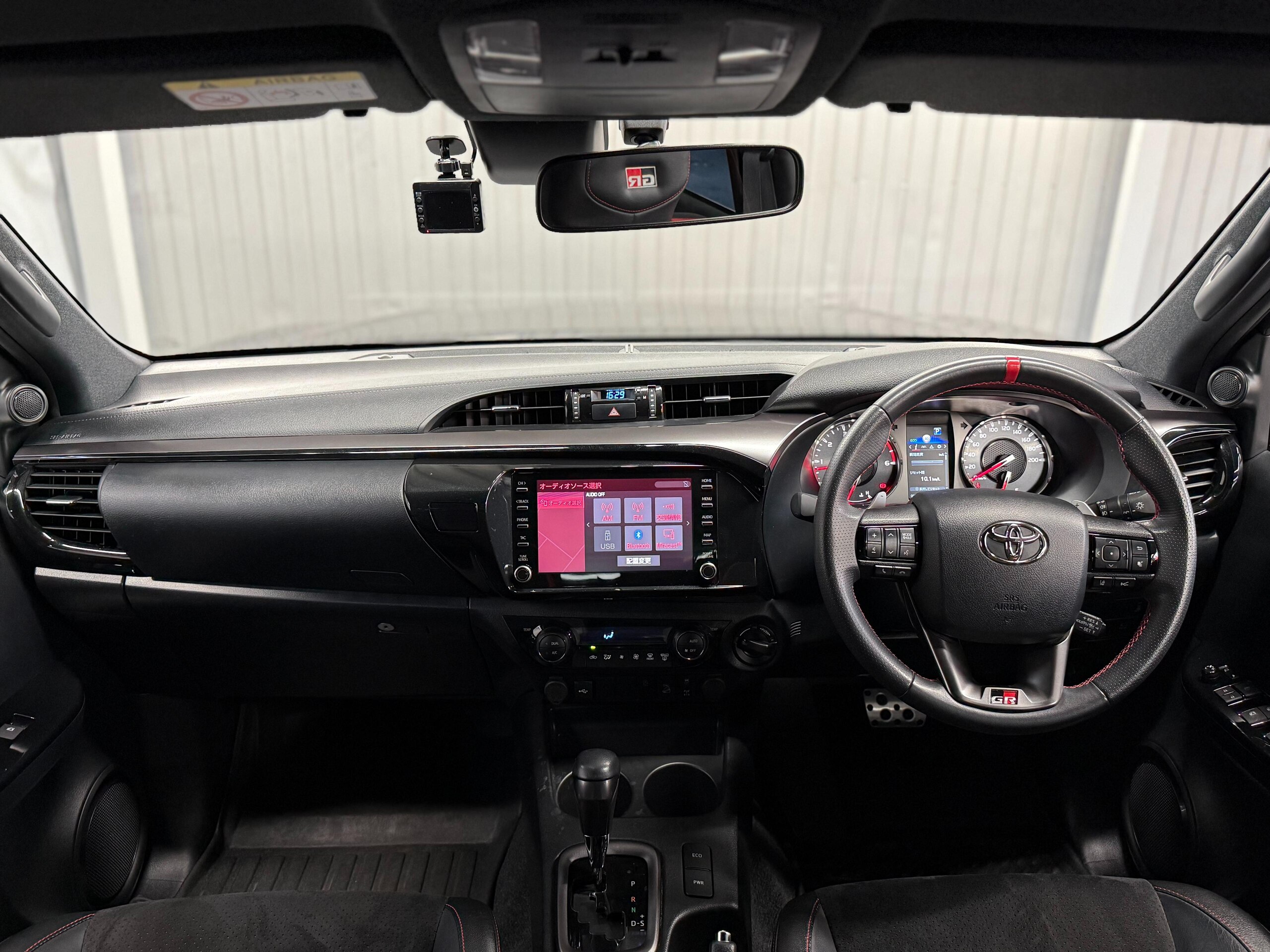 2023 Toyota Hilux — photo 2