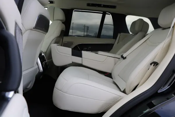 Land Rover Range Rover Autobiography 4.4L P530 Standard Wheelbase 4WD with Chauffeur Mode, Rear Seat Heating & Cooling, Power Rear Armrest, Leather Interior (Santorini Black Metallic) — photo 8