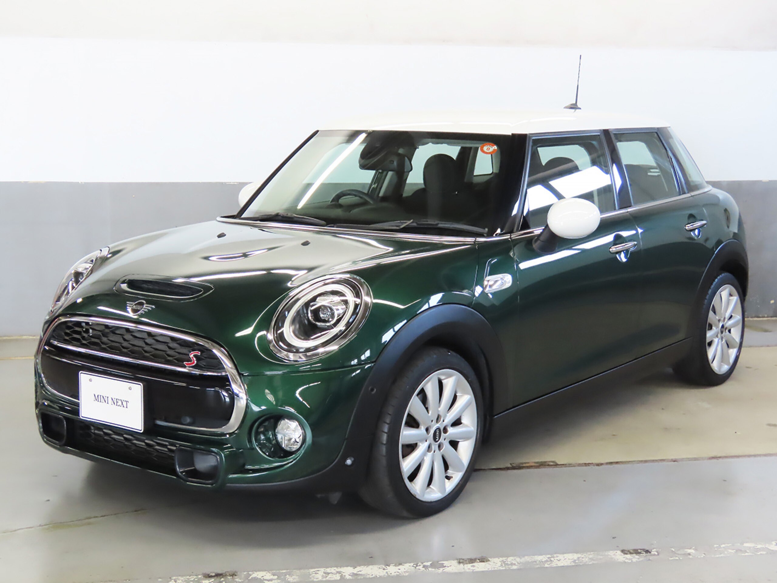 Mini Cooper S 5-Door DCT Certified Used Car 1-Year Warranty Maintenance Records 1-Owner Genuine HDD Navigation ACC SOS Call ETC Driving Assist Front/Rear Corner Sensors Rear Camera UJ Tail Lens Genuine 17-Inch Alloy Wheels (British Green/White Roof)