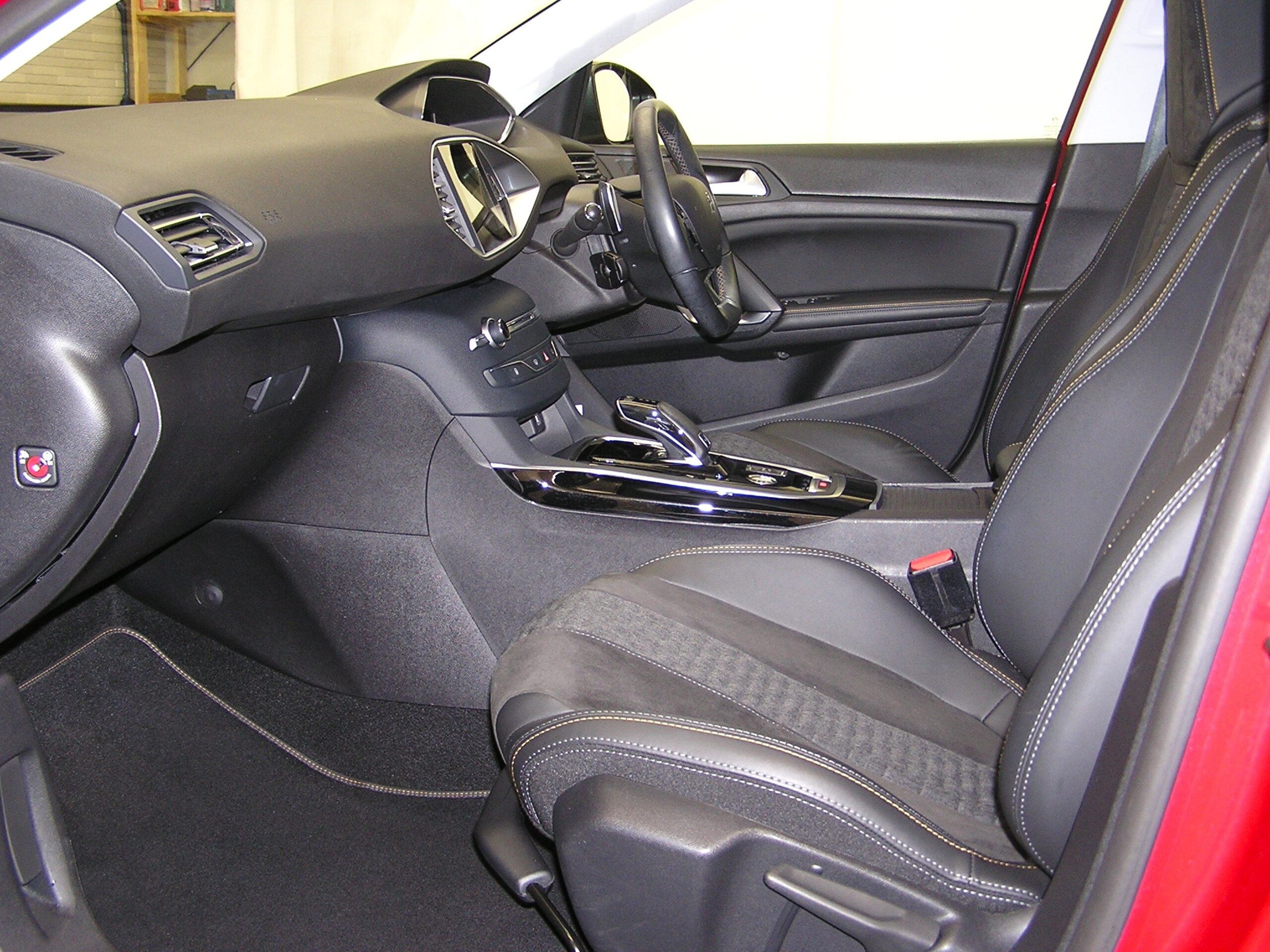 Peugeot 308 Road Trip BlueHDi Diesel Turbo Final Edition Ultimate Red Diesel Turbo One Owner Alcantara Semi-Leather Seats Blind Spot ACC Lane Keep Assist Genuine Display Audio CarPlay Bluetooth Rear Camera New AdBlue Injector (Ultimate Red) — photo 7