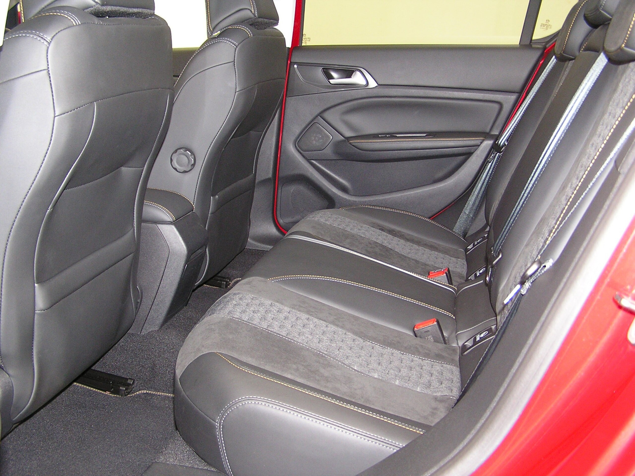 Peugeot 308 Road Trip BlueHDi Diesel Turbo Final Edition Ultimate Red Diesel Turbo One Owner Alcantara Semi-Leather Seats Blind Spot ACC Lane Keep Assist Genuine Display Audio CarPlay Bluetooth Rear Camera New AdBlue Injector (Ultimate Red) — photo 8