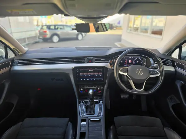 2021 Volkswagen Passat — photo 2